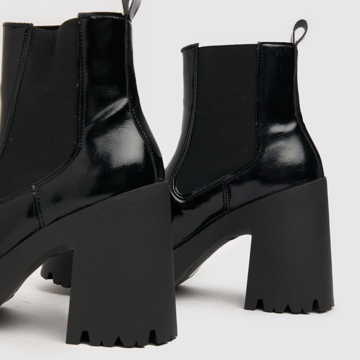 Schuh Anna lakk platformos chelsea csizma fekete színben