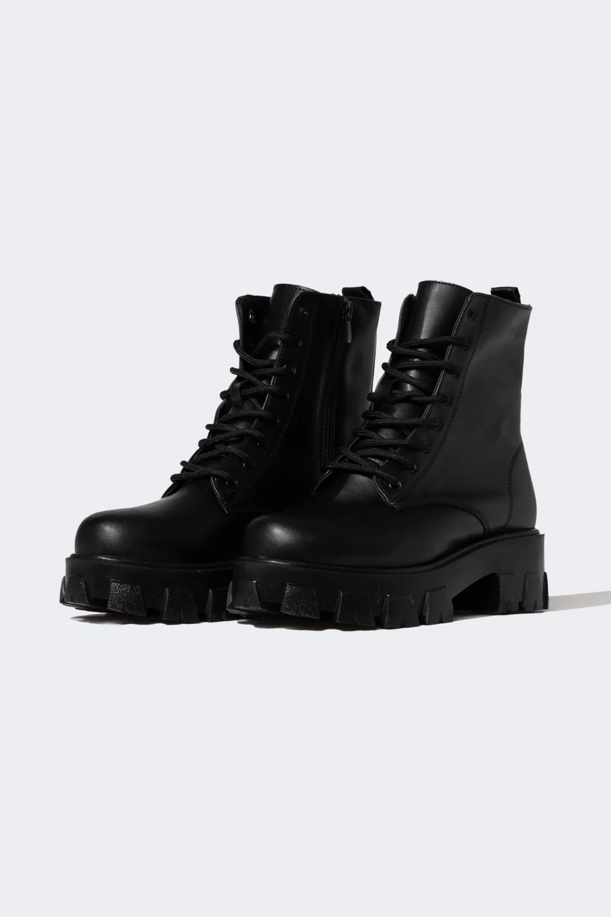 DeFacto  Damenstiefel aus Kunstleder mit hoher Sohle zum Schnüren und Reißverschluss