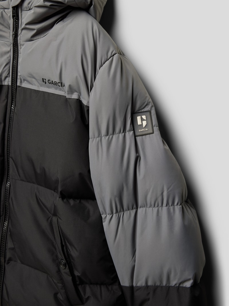 Steppjacke mit Kapuze in hellgrau