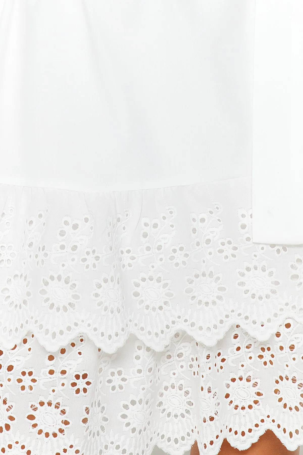 Trendyol Collection  Ecru-Taillenöffnung, Stickerei, detailliertes One-Shoulder-Minikleid aus Webstoff TWOSS23EL00004