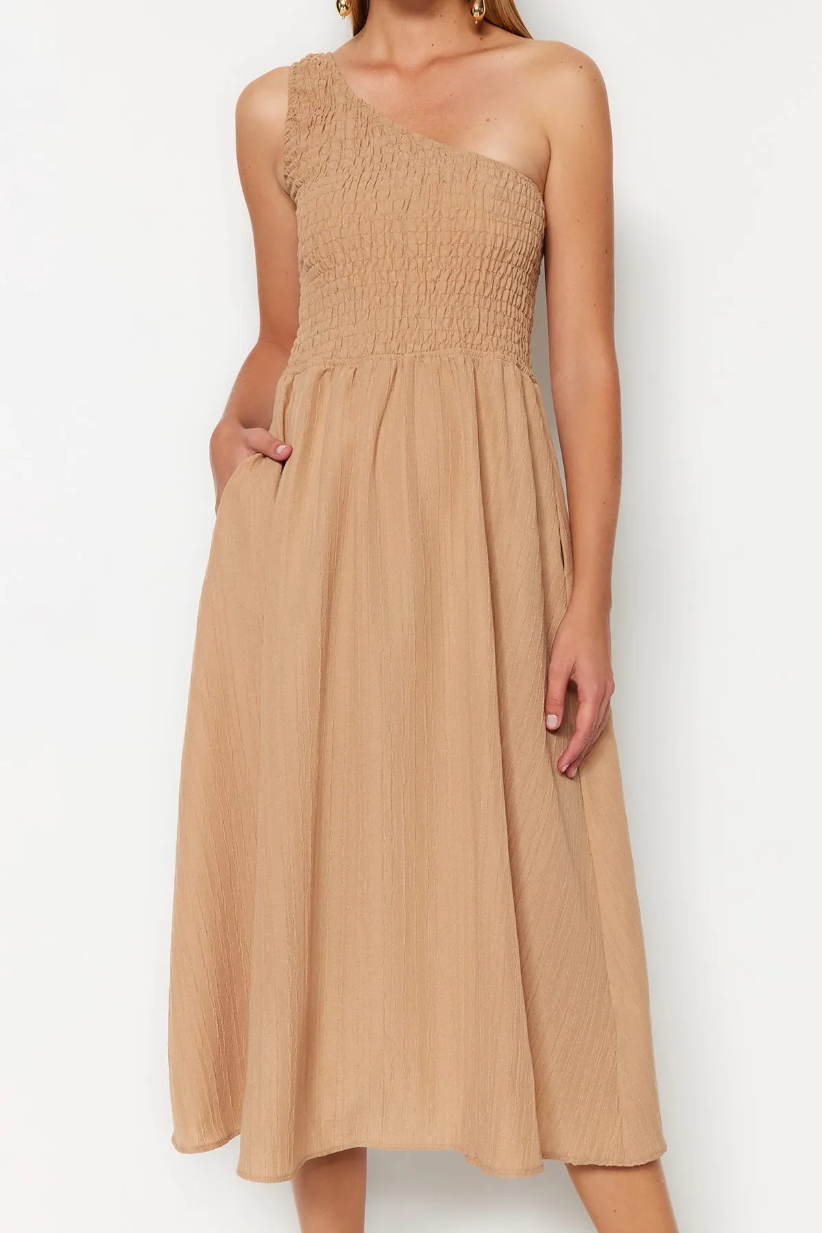 Trendyol Collection  Kamelfarbenes Midi-Webkleid mit Taillenöffnung TWOSS23EL01830