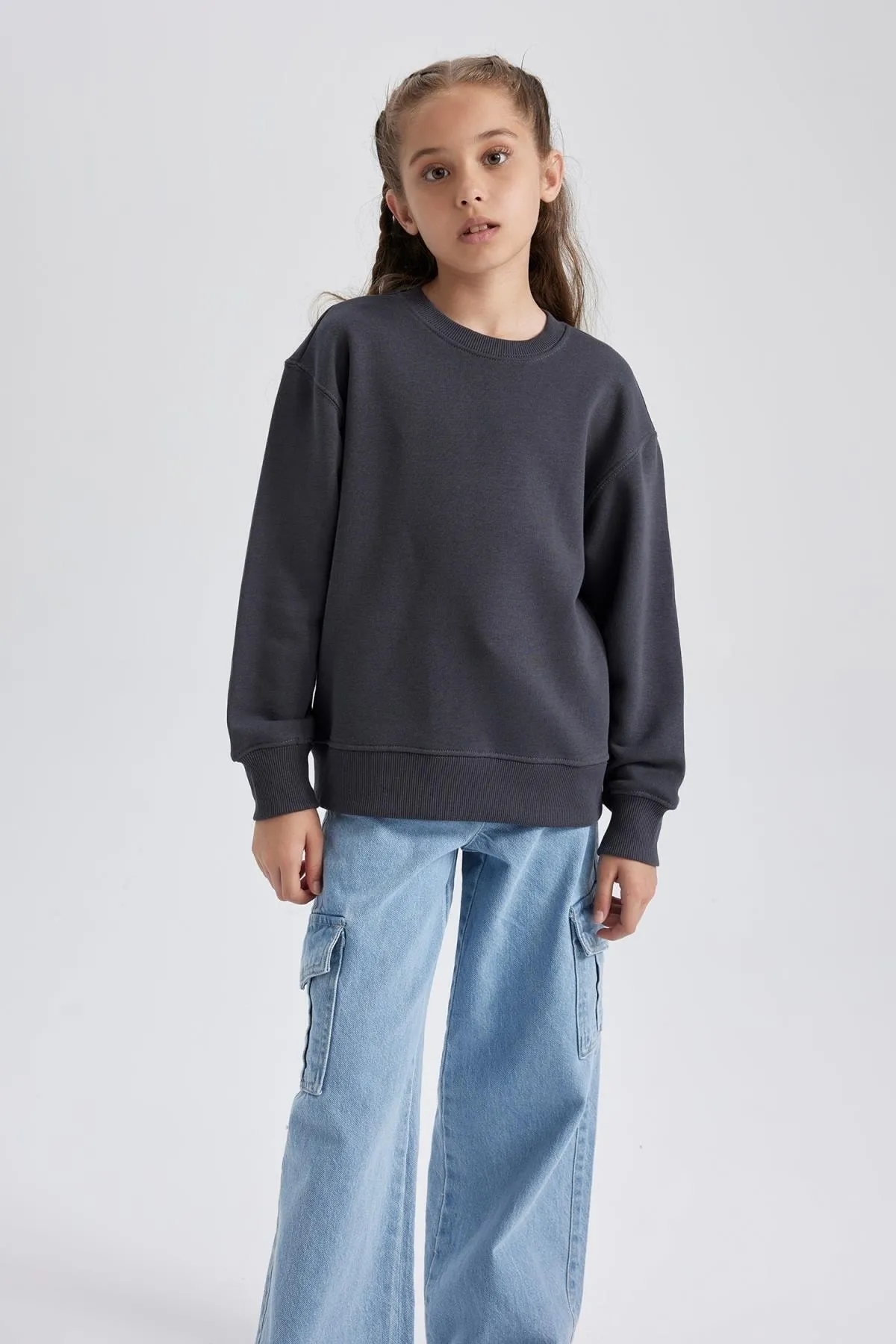 DeFacto  Anthrazitfarbenes Schul-Sweatshirt mit Rundhalsausschnitt für Mädchen