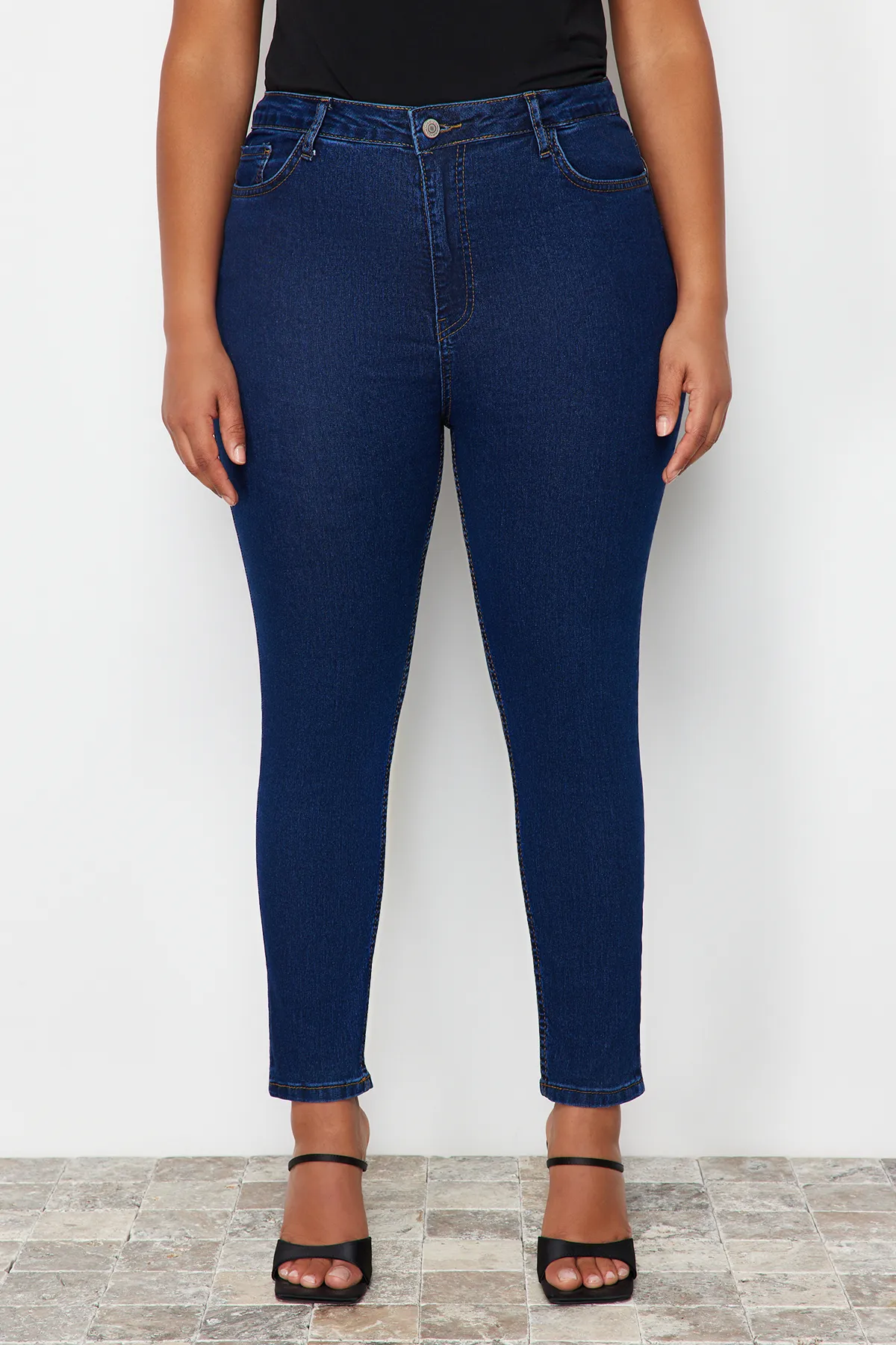 Trendyol Curve  Blaue, extra flexible Röhrenjeans TBBSS24CJ00006