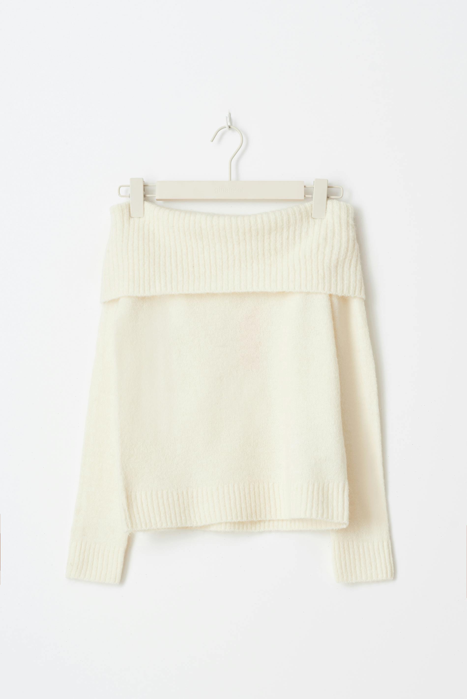 Y kn off shoulder sweater