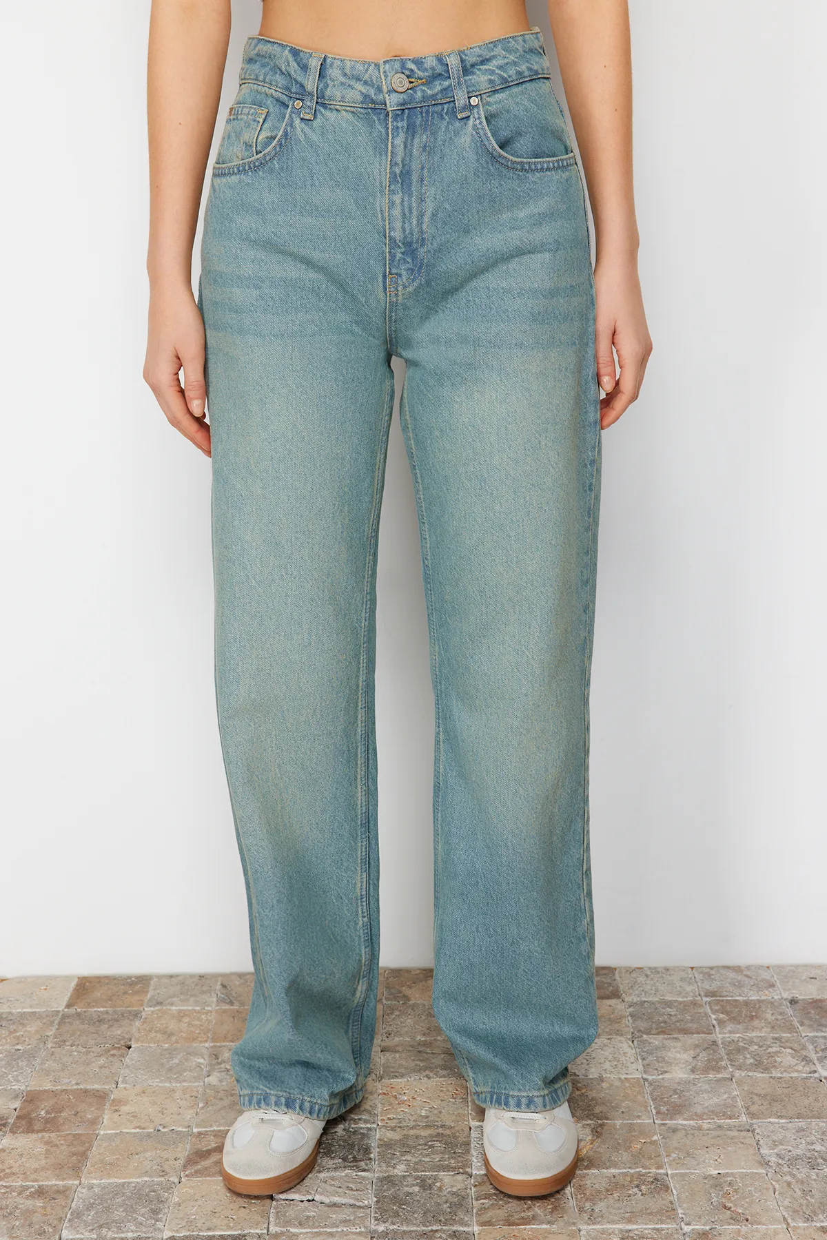 Trendyol Collection  Jeans mit hoher Taille und weitem Bein in blassblauem Vintage-Effekt TWOSS23JE00166