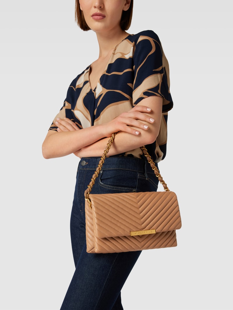 Umhängetasche mit Label-Detail Modell 'IRIS' in camel