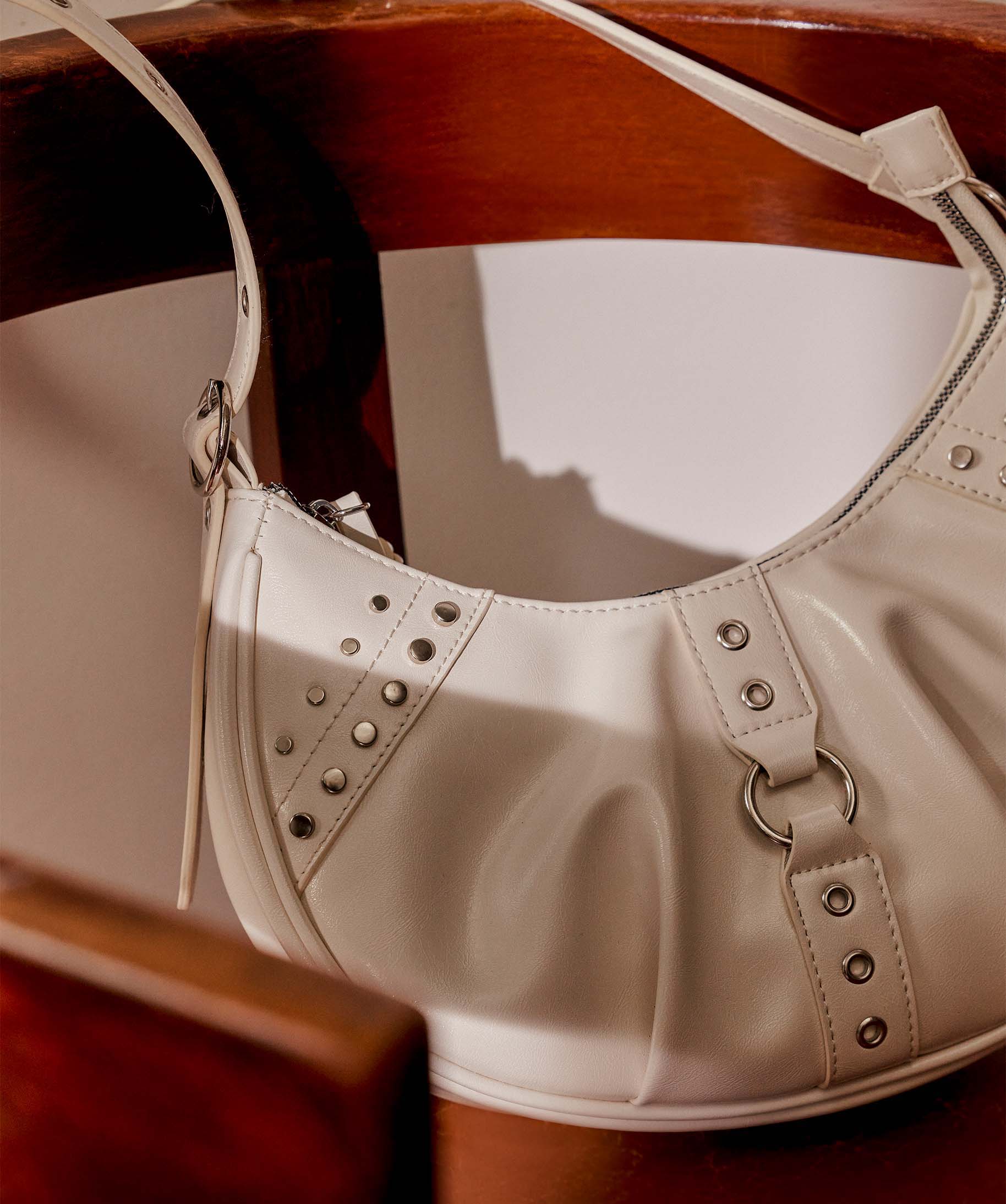 Sac besace femme demi-lune look rock ecru | GEMO