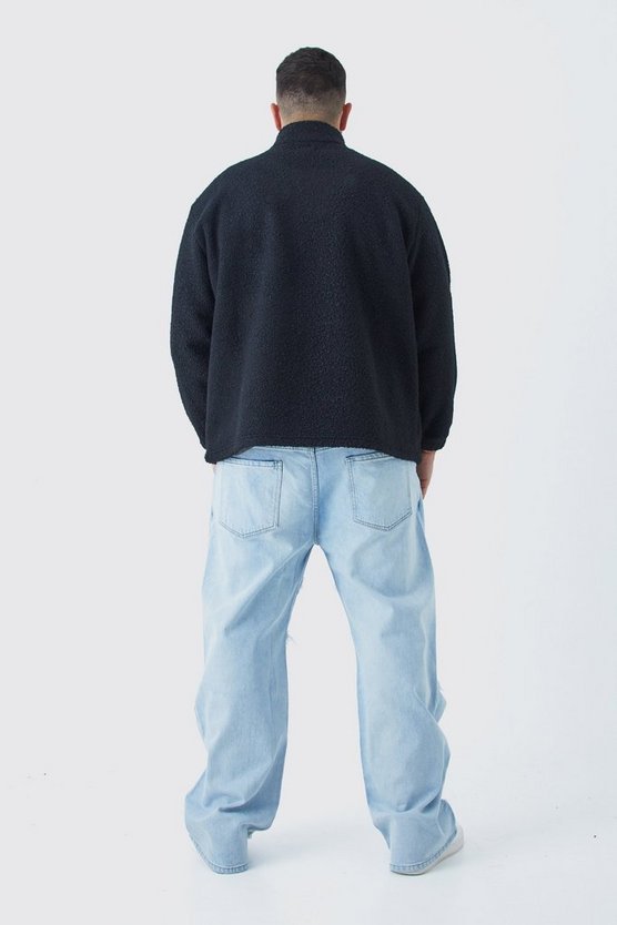 Plus lockere Schlagjeans mit ausgefranstem Saum