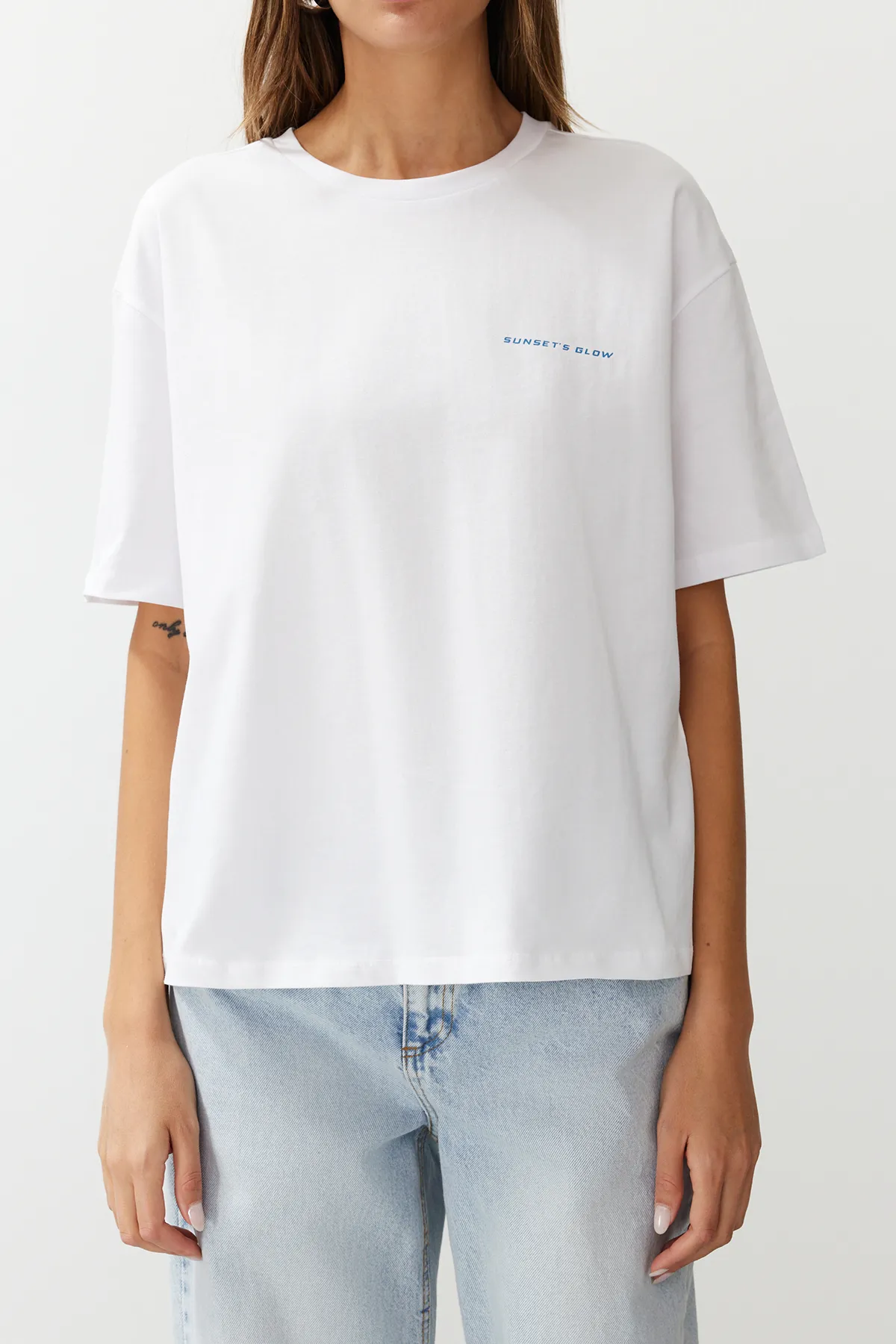 Trendyol Collection  Weißes, bedrucktes Premium-Strick-T-Shirt aus 100 % Baumwolle mit entspannter/bequemer Passform TWOSS24TS00172