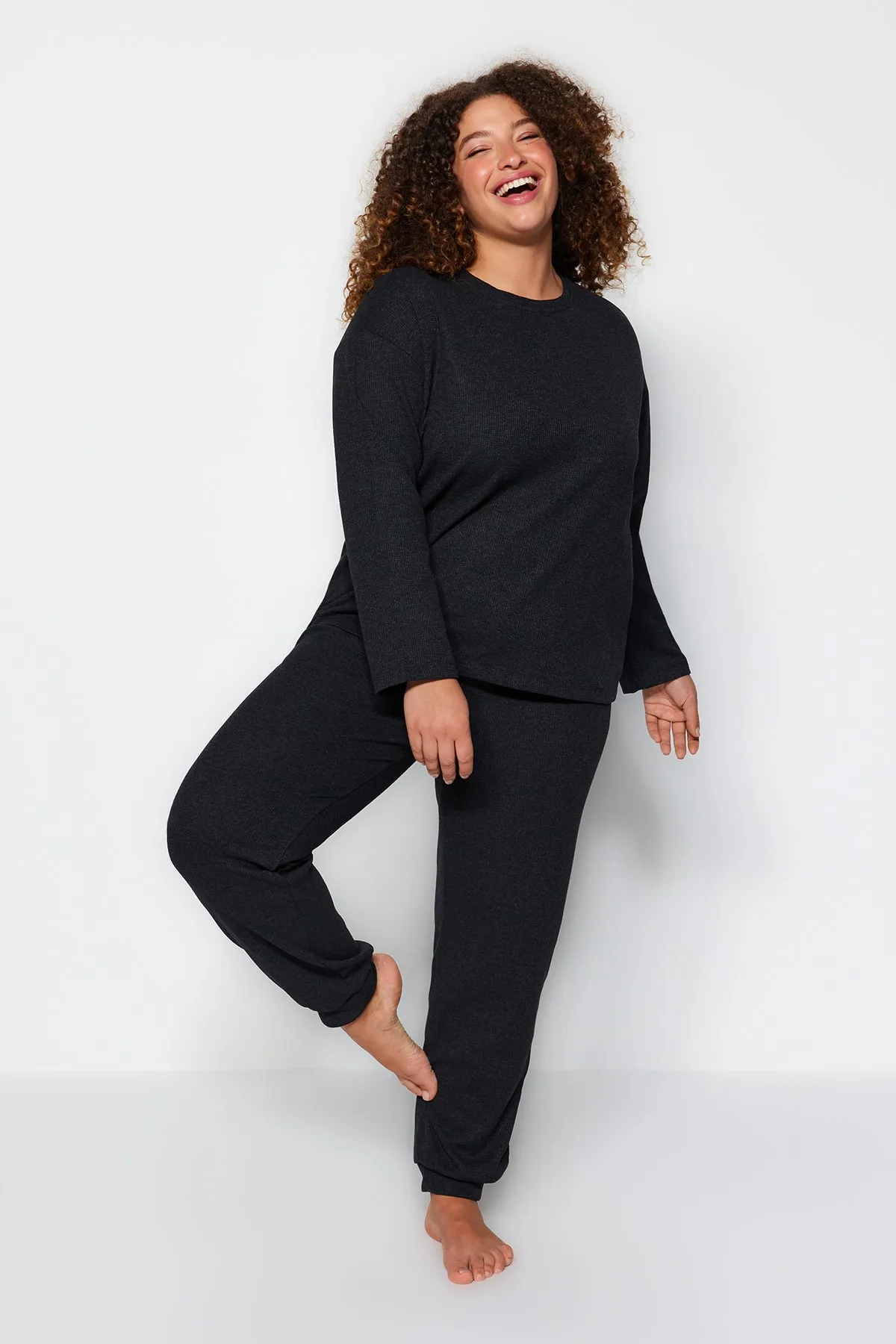 Trendyol Curve  Geräuchertes Pyjama-Set aus strukturiertem Strick TBBAW24AI00000