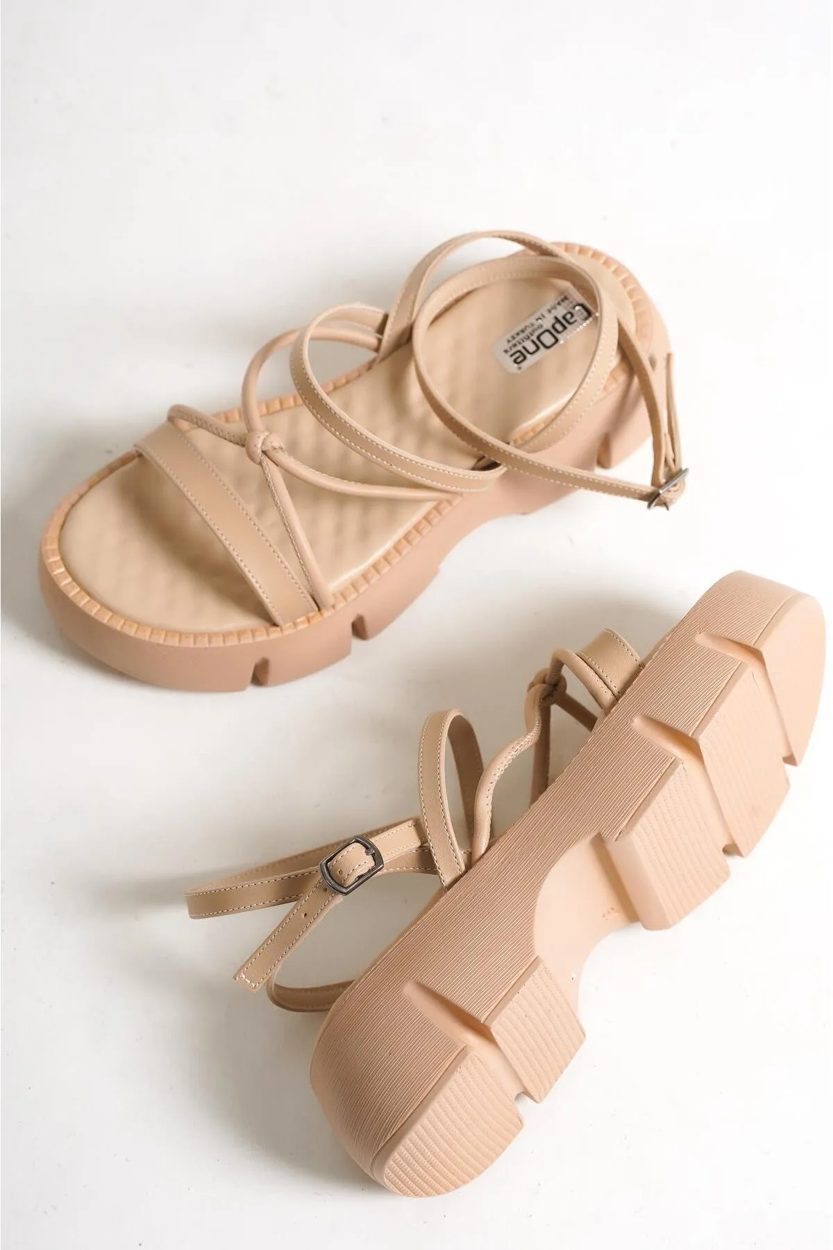 Capone Outfitters  Capone Damen-Sandalen mit dickem Sohlen-Knöchelriemen und bequemer Sohle in Beige