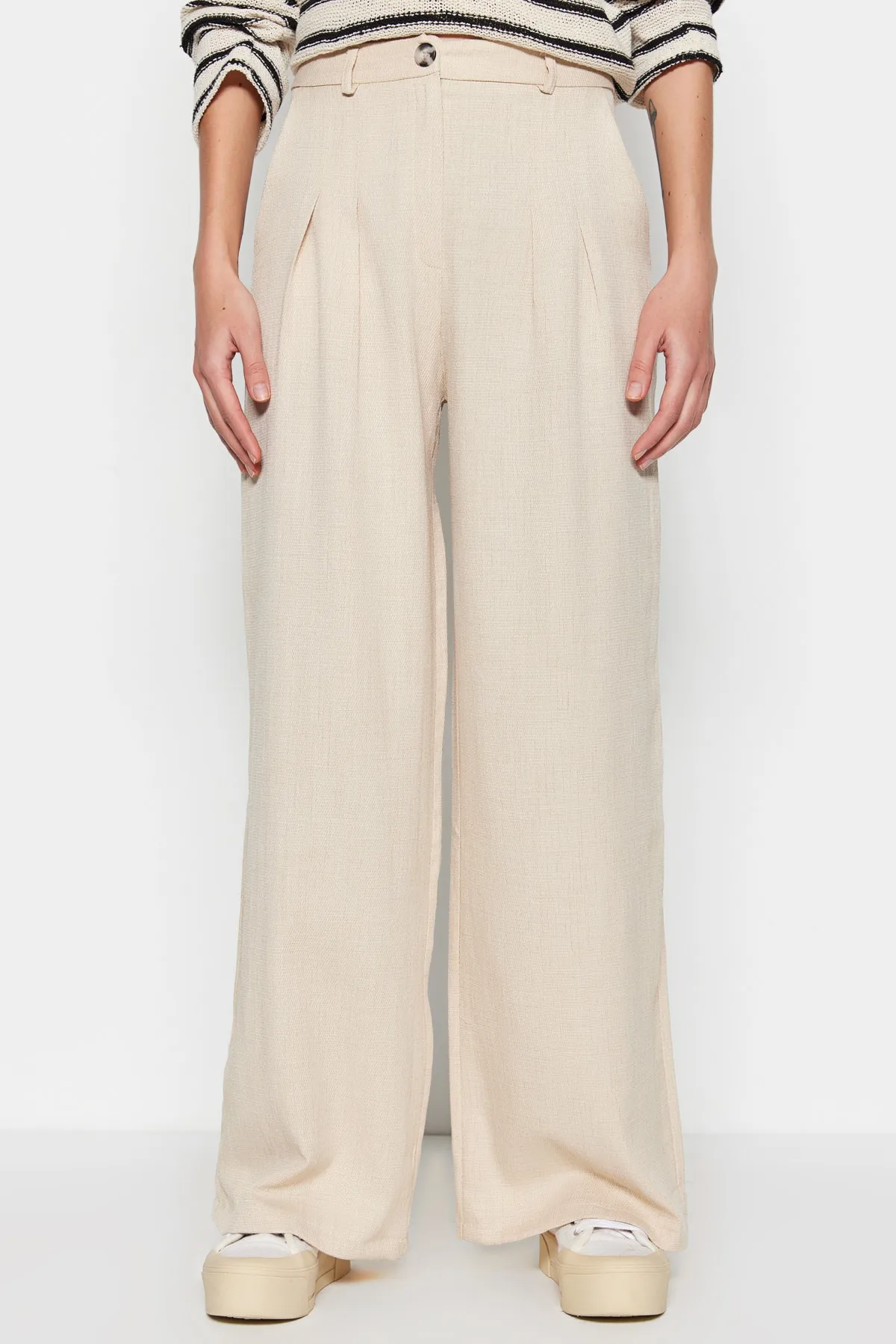 Trendyol Collection  Ecrufarbene, gewebte Hose in Leinenoptik mit weitem Bein TWOSS23PL00269