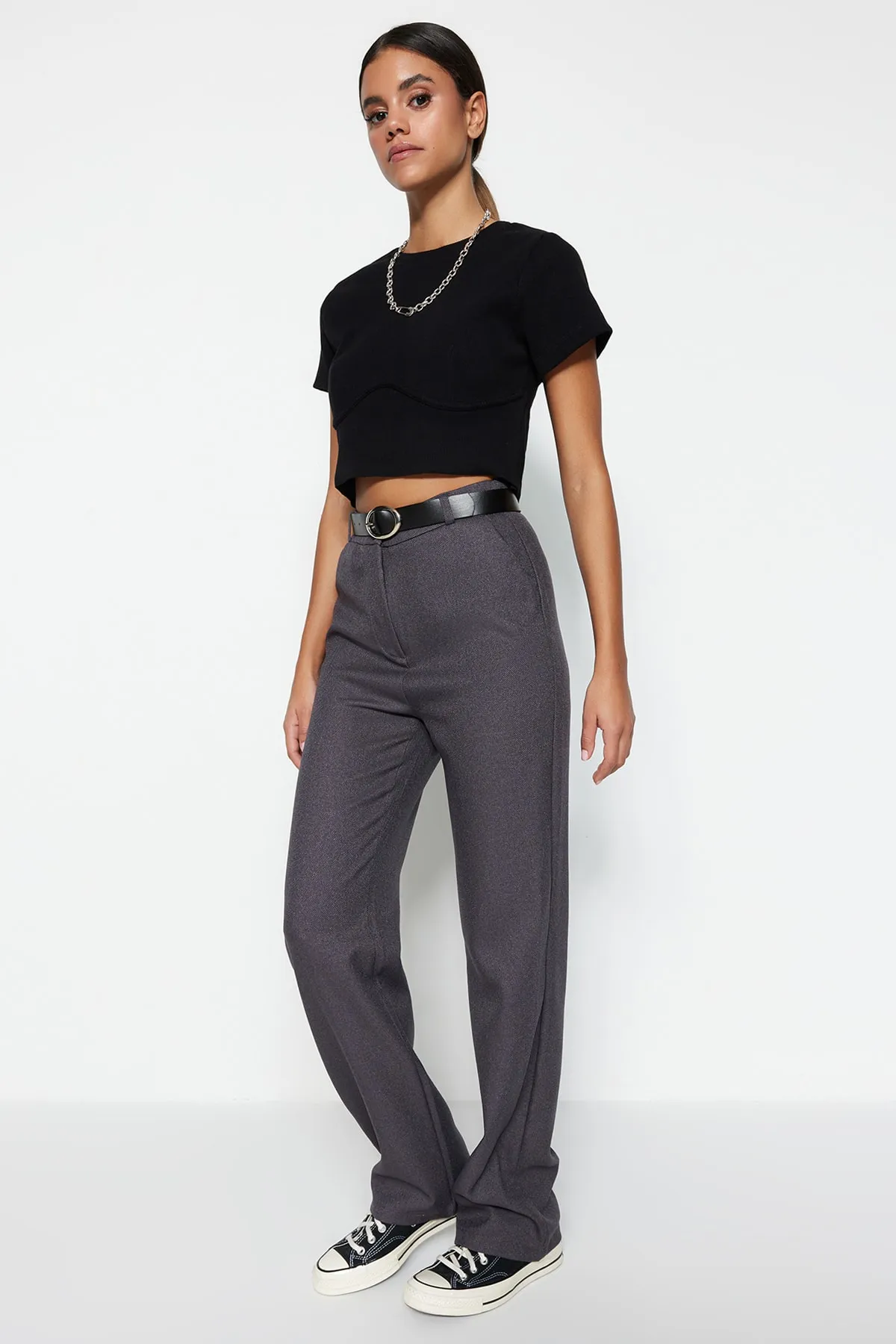 Trendyol Collection  Graue gerade geschnittene Webhose mit Gürtel TWOSS23PL00053