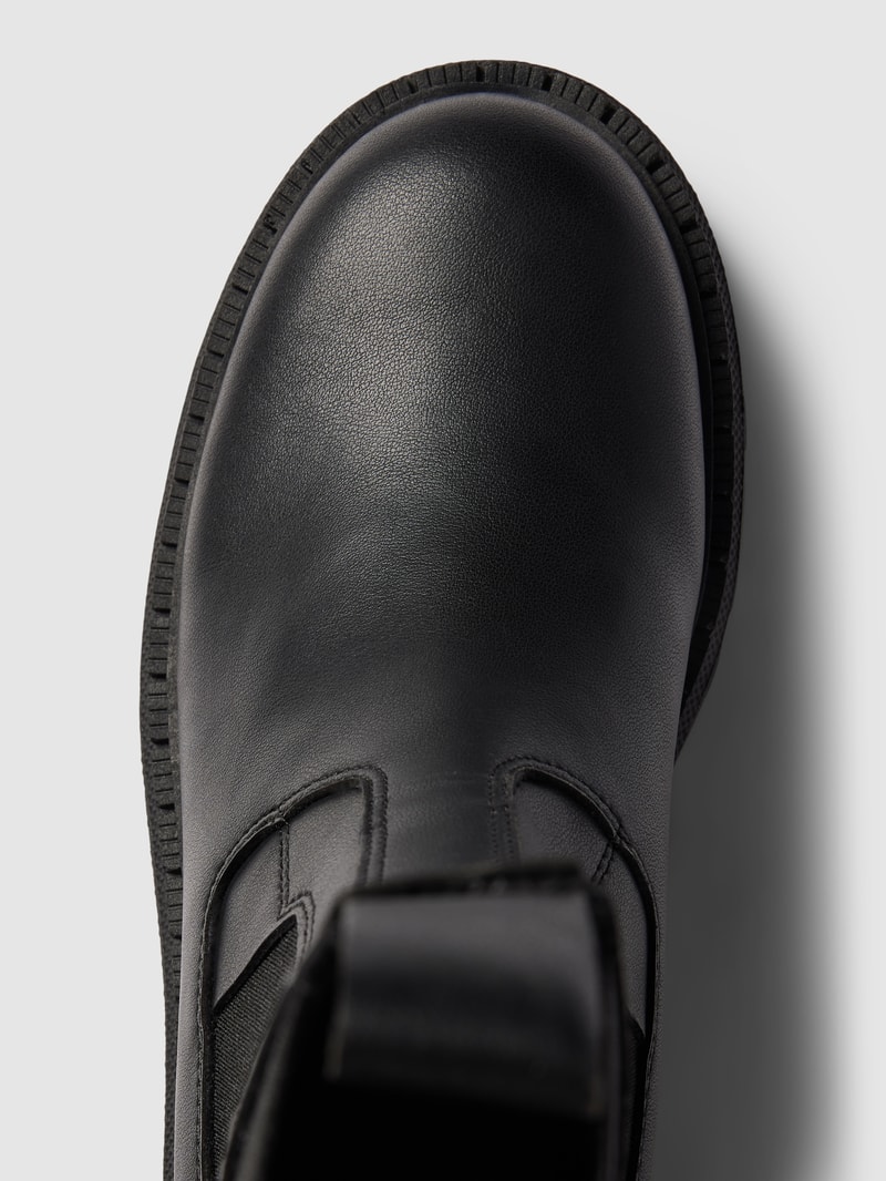 Chelsea Boots mit elastischem Einsatz in schwarz