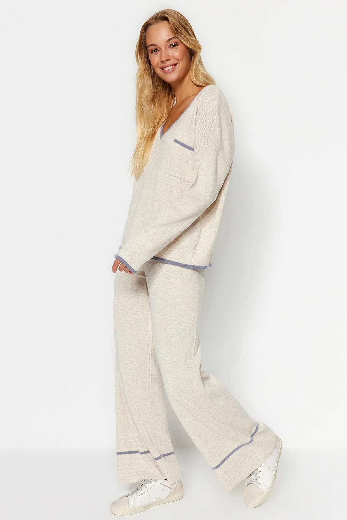 Trendyol Collection  Beigefarbenes, extraweites Set aus pelzigem Strickober- und -unterteil TWOAW24AU00099