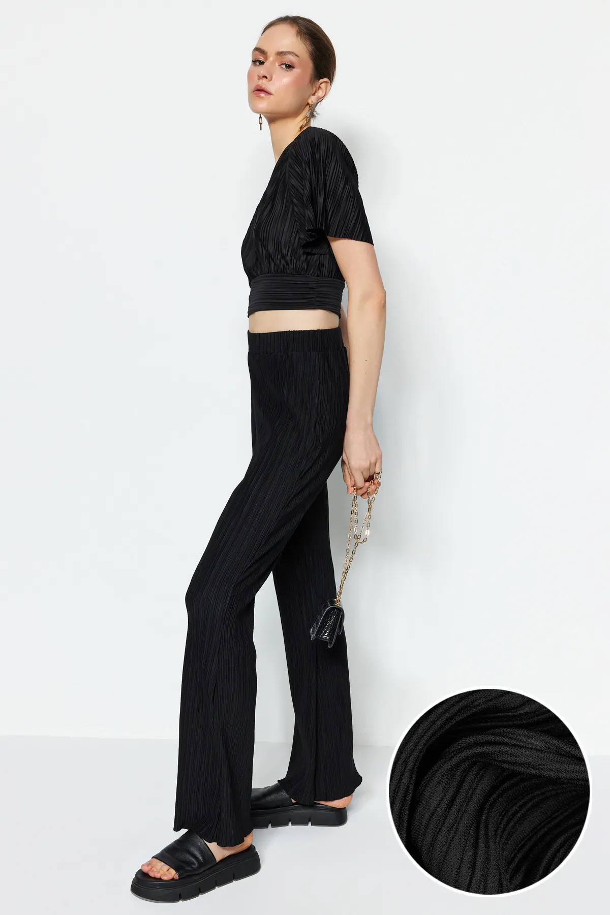 Trendyol Collection  Schwarze, plissierte Schlaghose/spanisches Bein, hohe elastische Taille, Strickhose TWOSS23PL00115