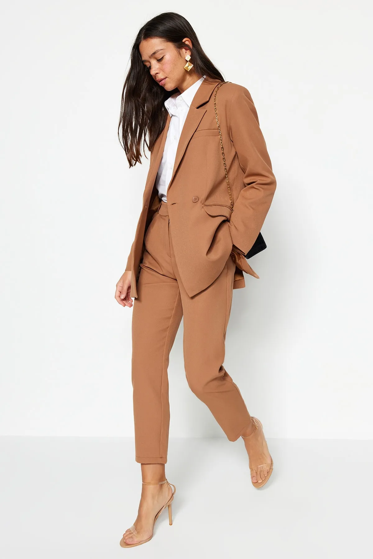 Trendyol Modest  Kamelfarbenes Blazer-Jacken-Hosen-Set aus gewebtem Oberteil und Unterteil TCTAW23US00132