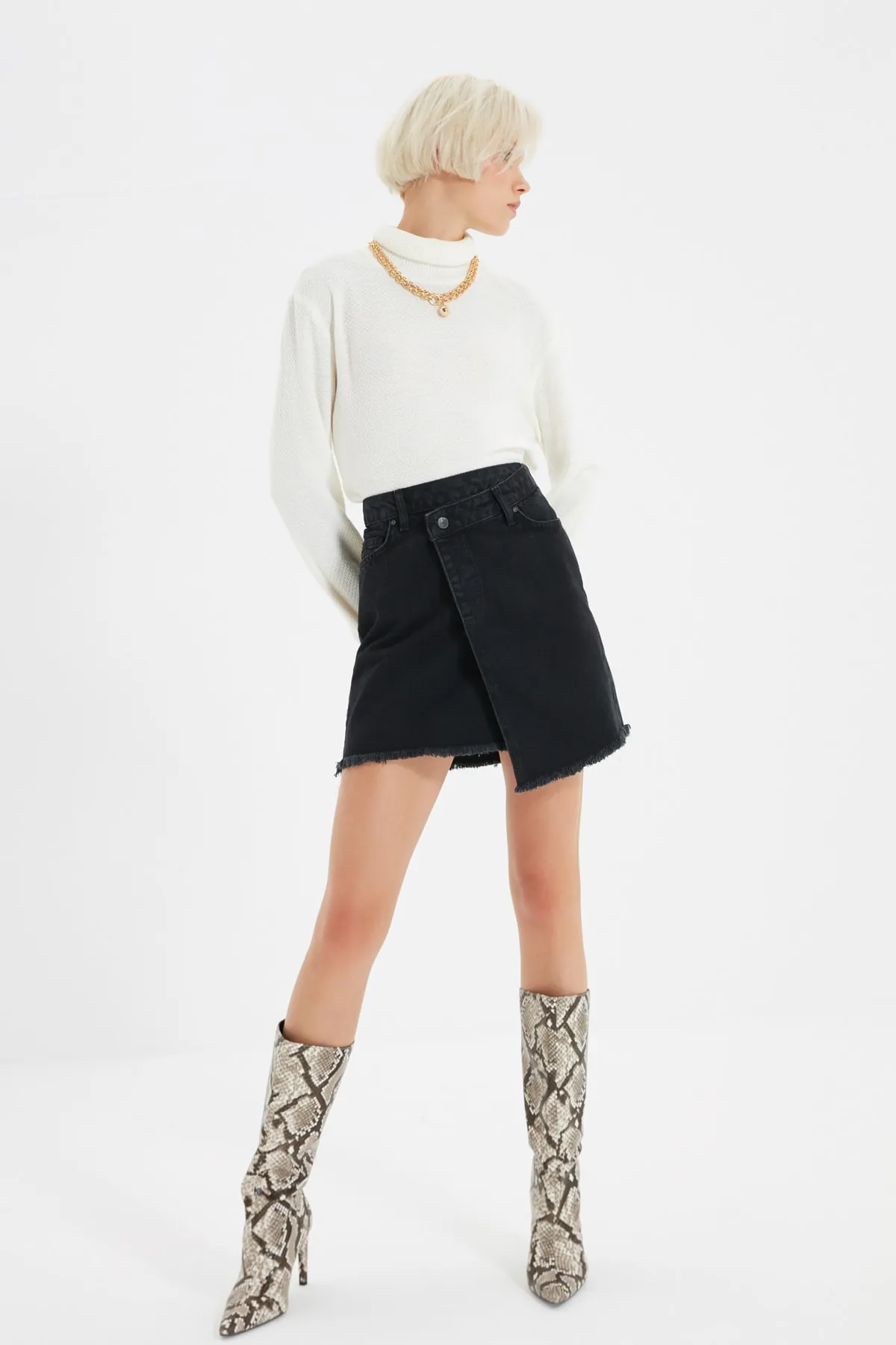 Trendyol Collection  Schwarzer asymmetrischer Jeansrock TWOAW20ET0071