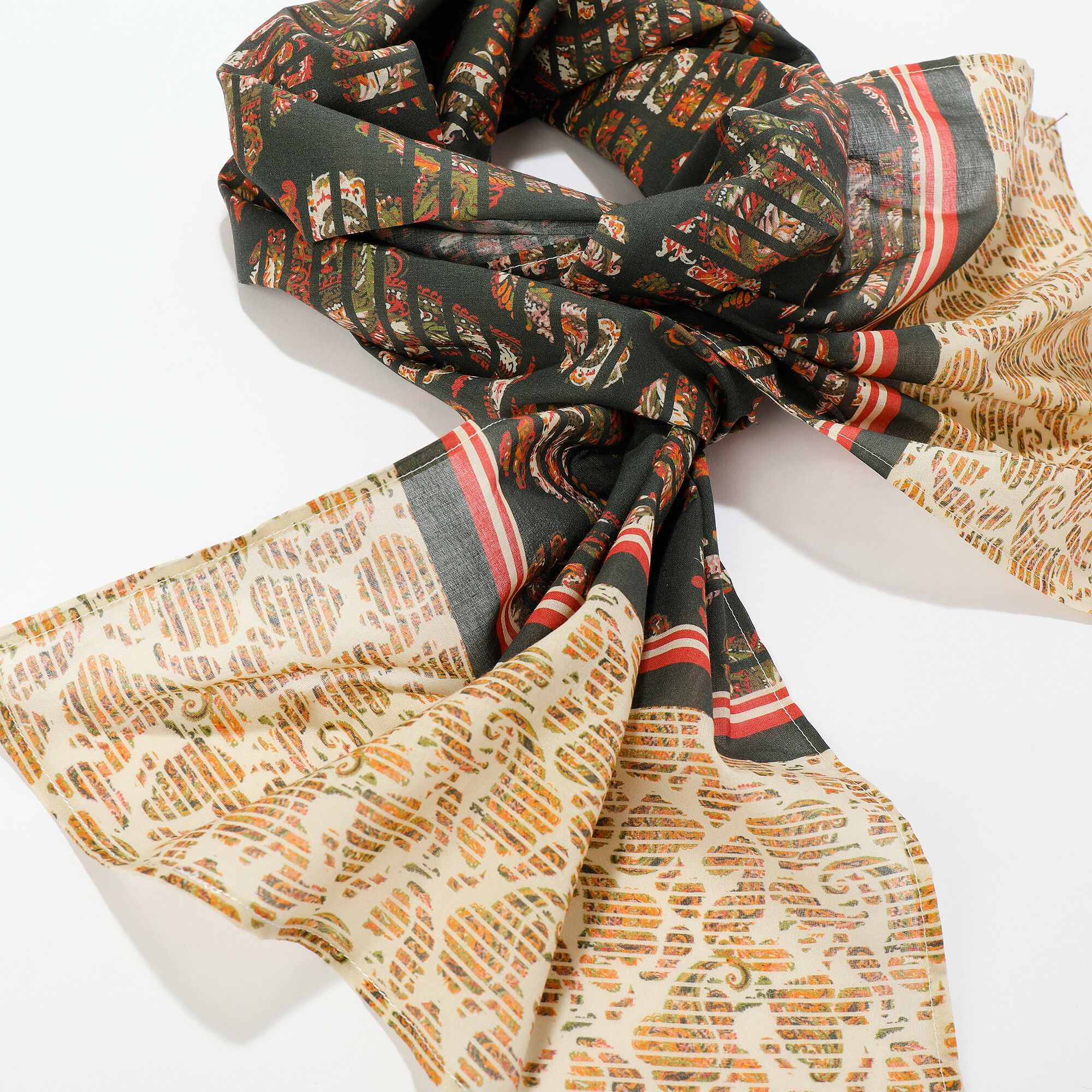Foulard fabriqué en France imprimé graphique, 198 x 38 cm