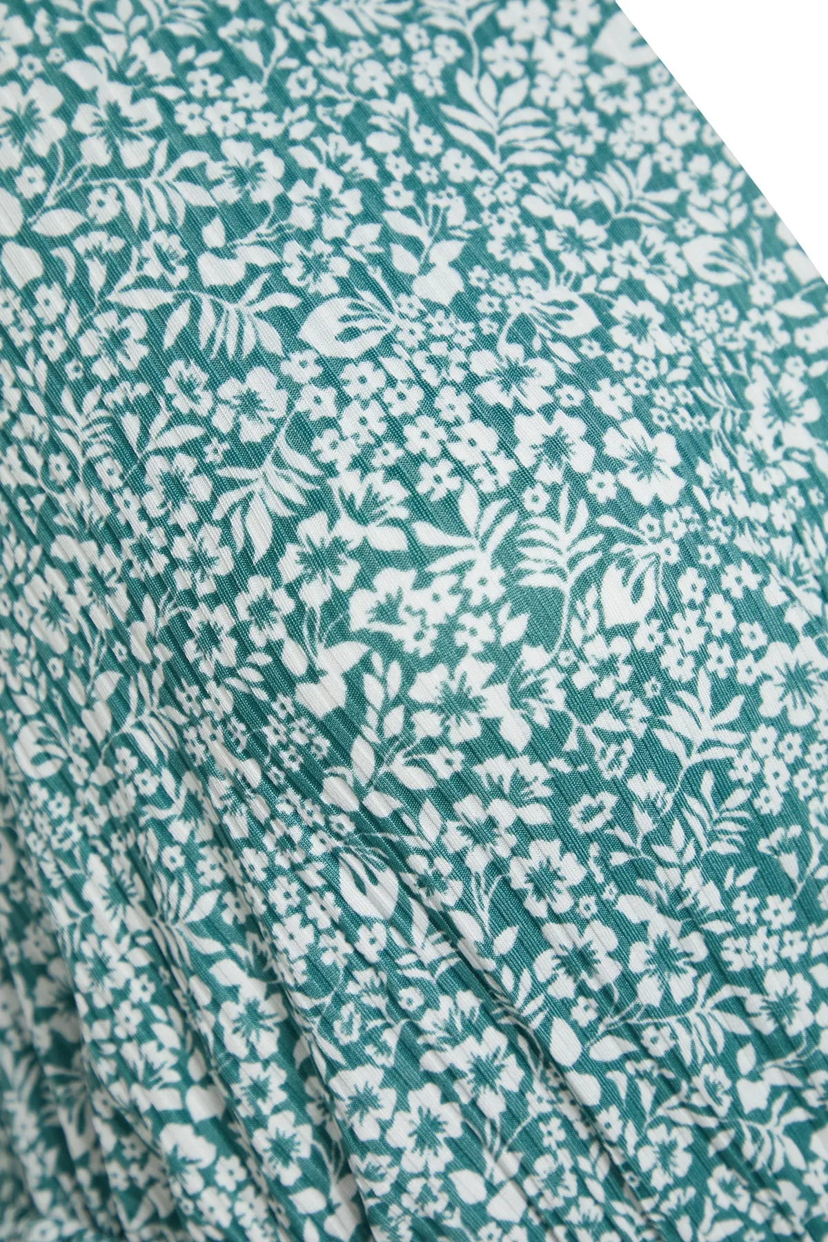 Trendyol Curve  Grünes Strickkleid mit V-Ausschnitt und Blumenmuster TBBSS22EL1638