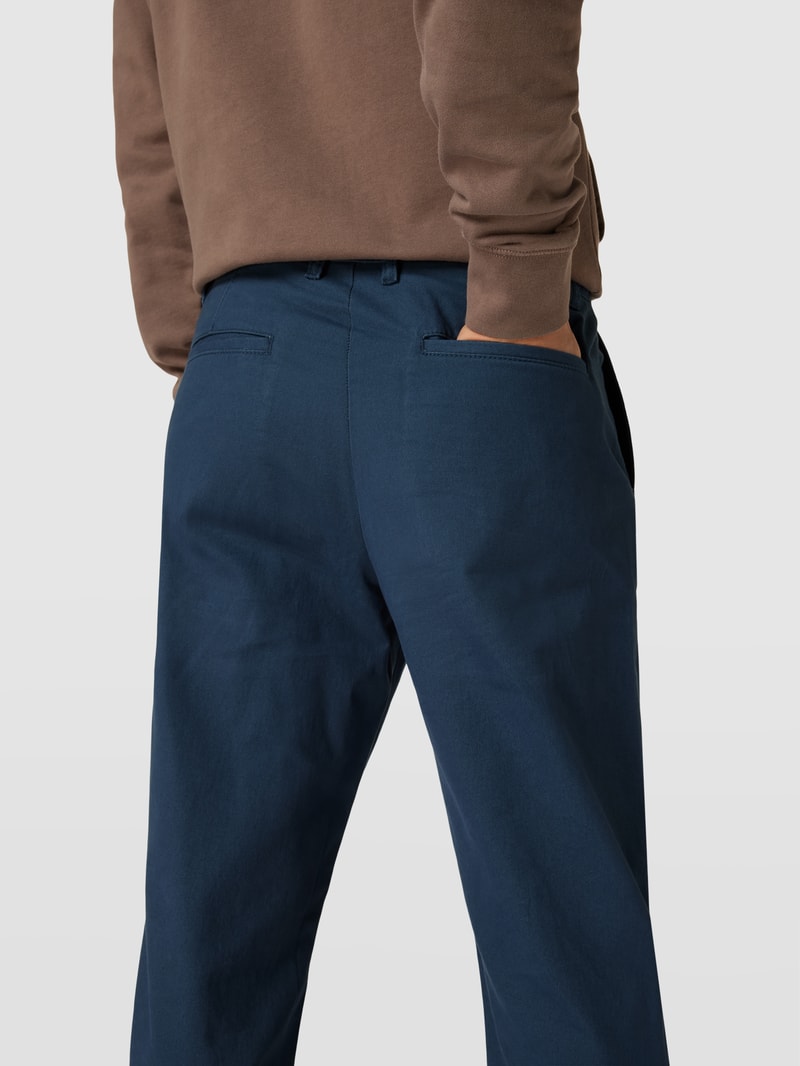 Hose mit Label-Patch in dunkelblau