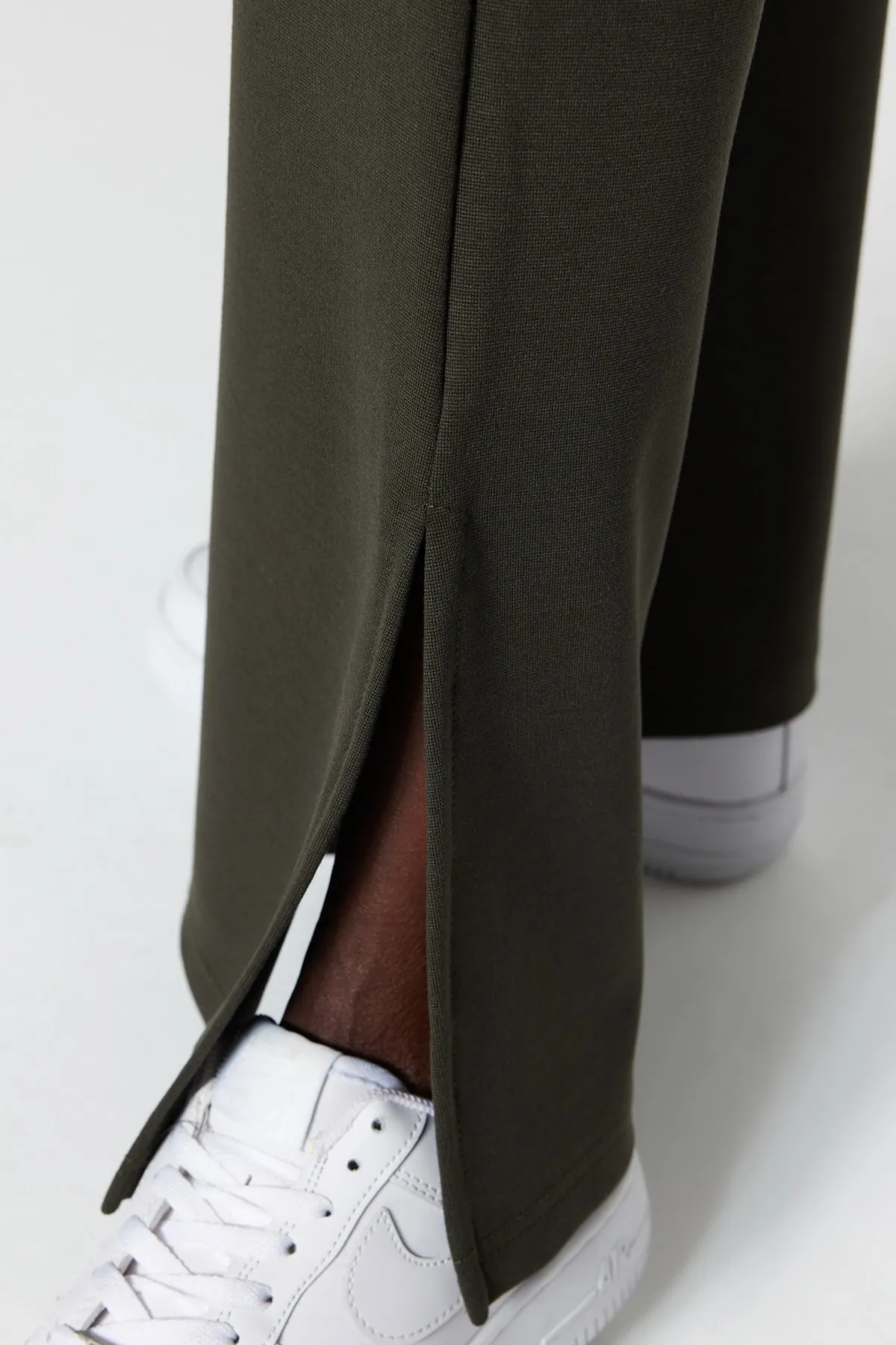 Trendyol Collection  Khakifarbene, seitlich geschlitzte, ausgestellte/spanische Strickhose mit hohem Bund TWOSS23PL00134