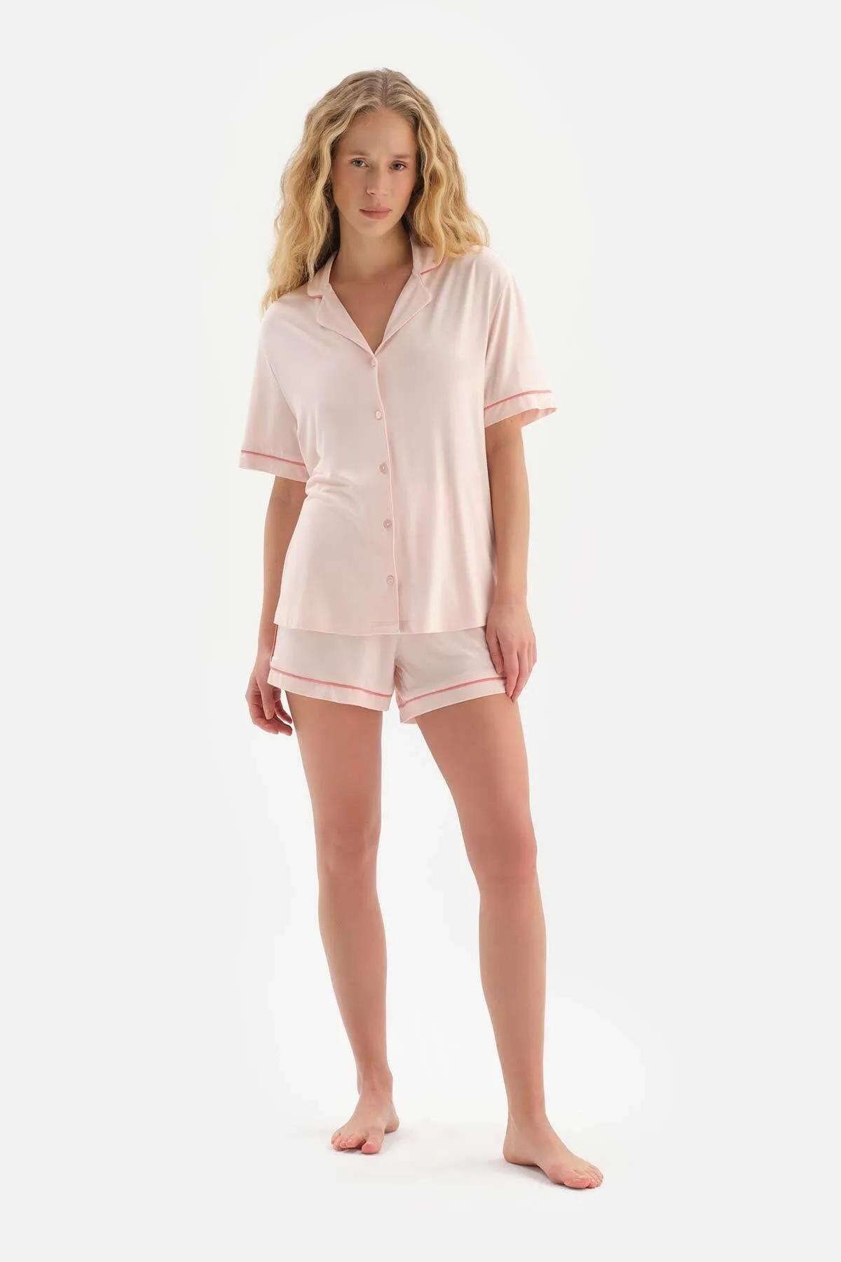 Dagi  Hellrosa Pyjama-Set mit gerippten Shorts und Hemdkragen