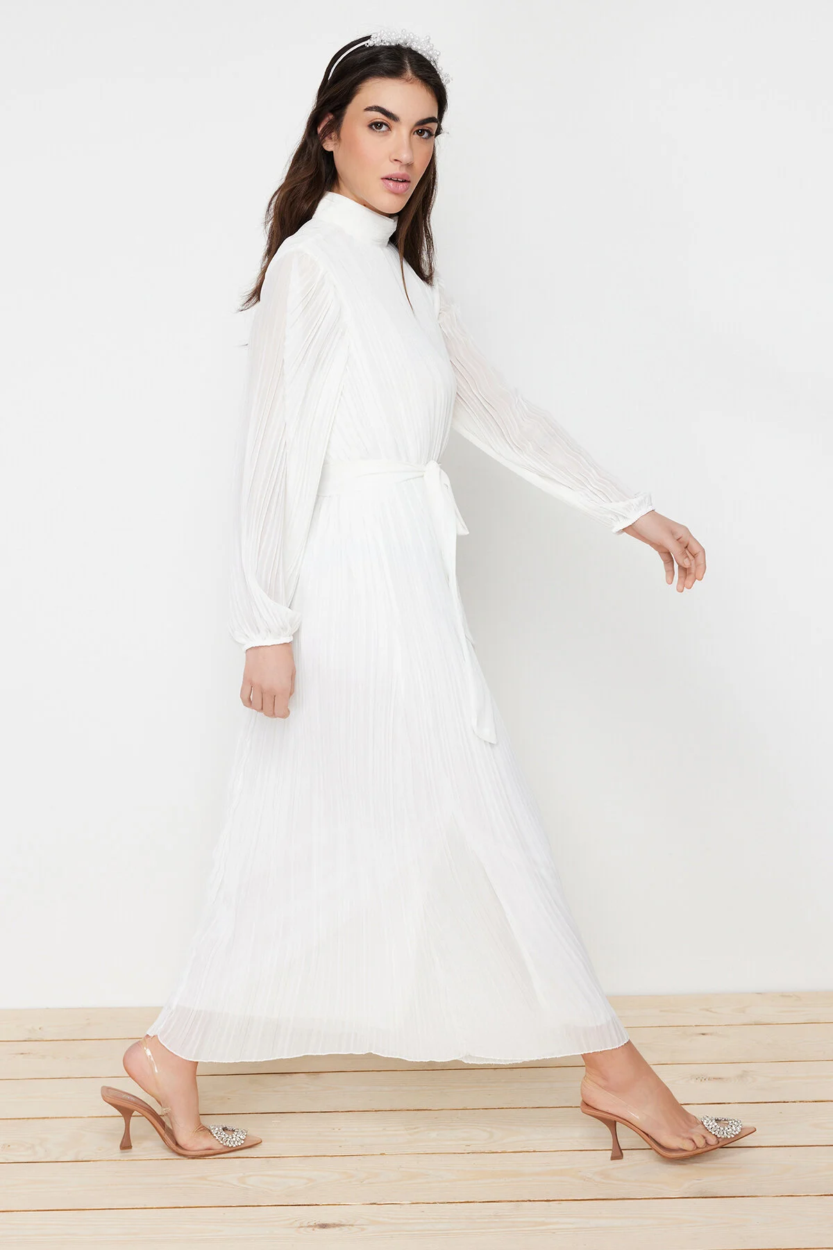 Trendyol Modest  Gefüttertes, weißes Chiffon-Plissee-Kleid für besondere Anlässe - TCTSS24DB00040
