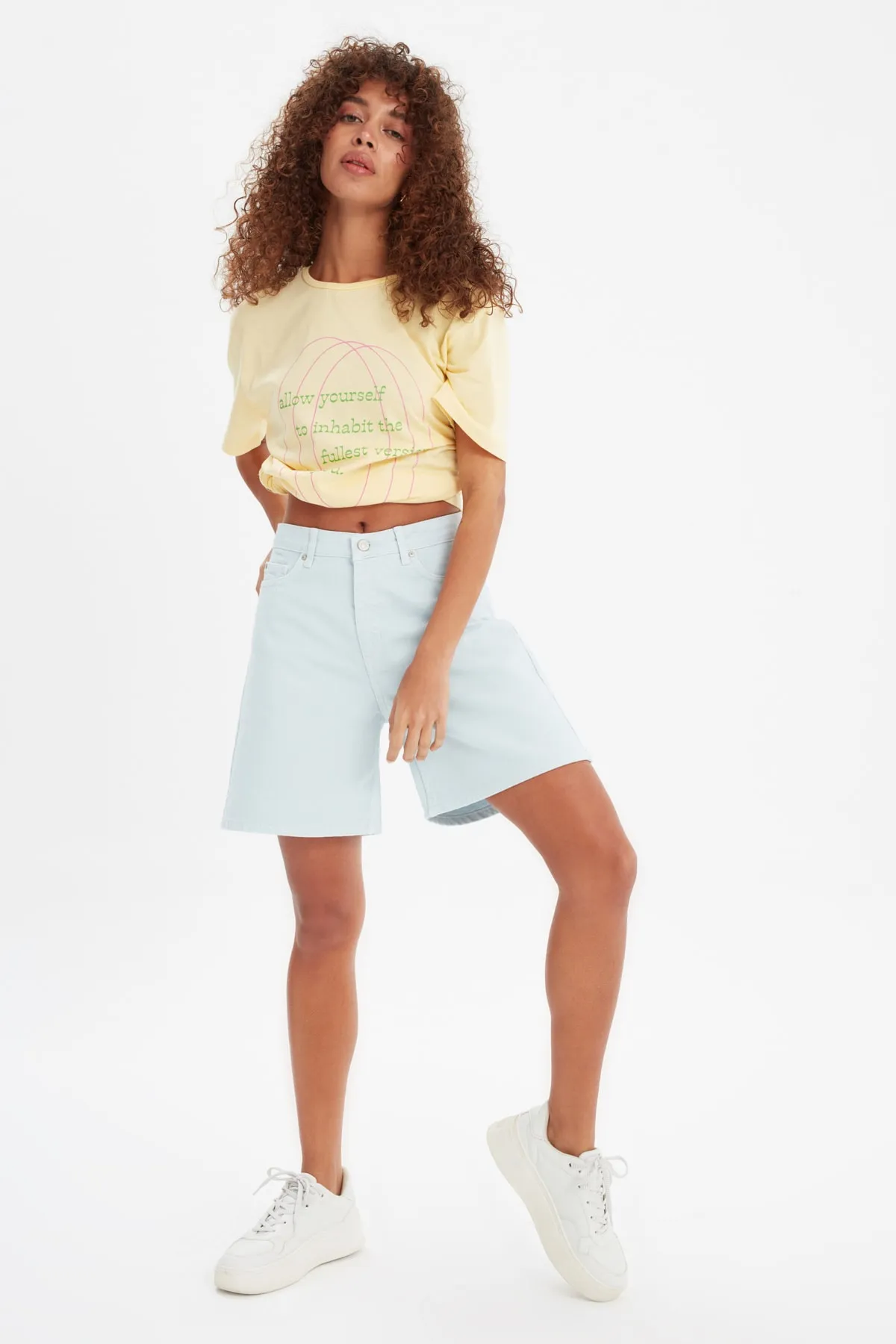 Trendyol Collection  Blaue Bermudashorts aus Denim mit hoher Taille TWOSS21SR0631