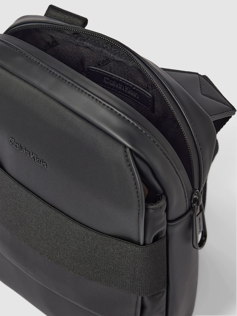 Umhängetasche mit Label-Detail Modell 'TECH' in schwarz
