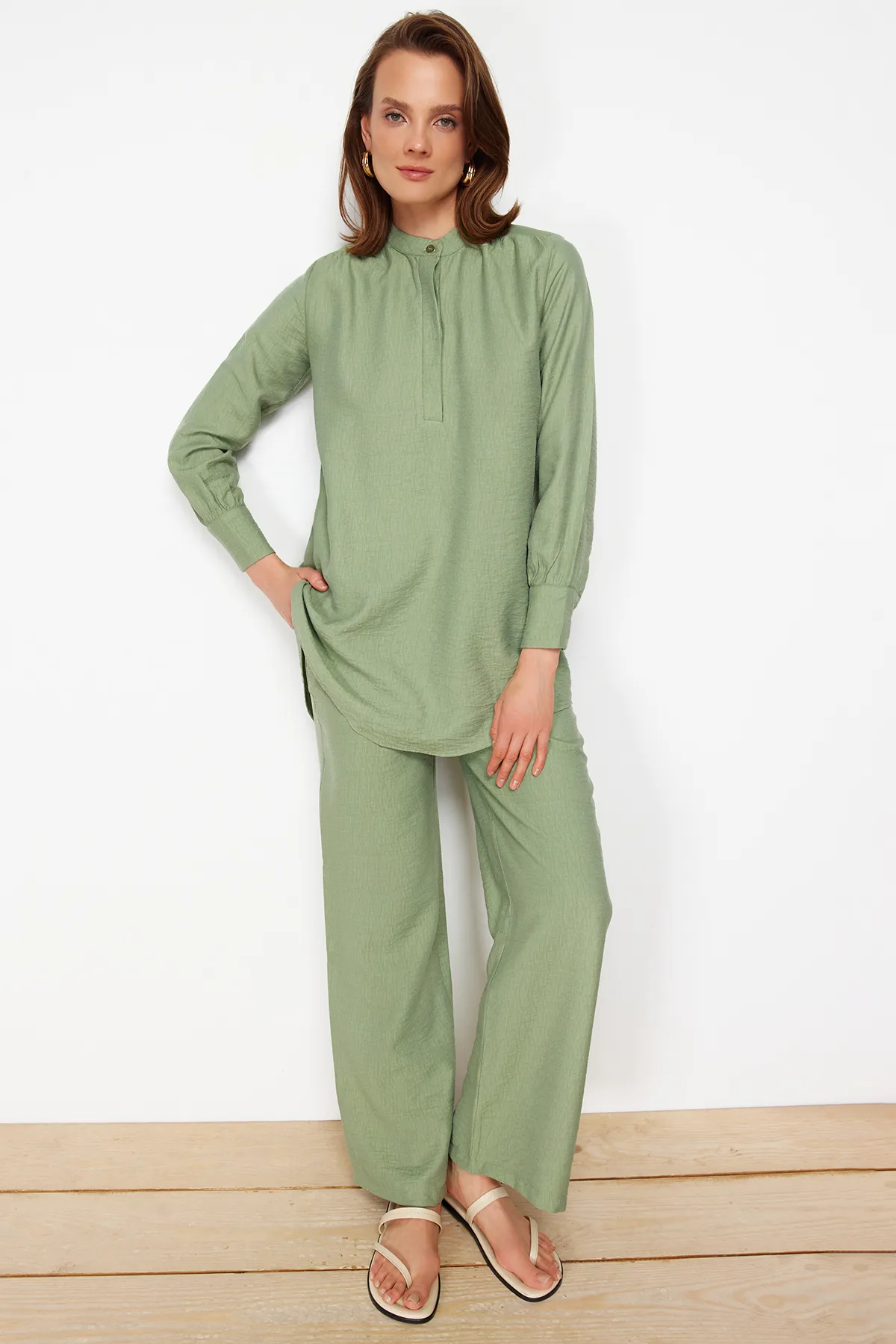 Trendyol Modest  Grüner, halb verdeckter Knopfleiste an den Schultern und detaillierte Tunika-Hose aus Webstoff TCTSS22US0098