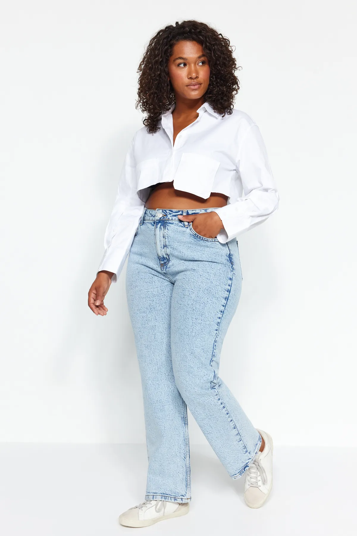 Trendyol Curve  Hellblaue Straight-Fit-Jeans TBBAW24CJ00045