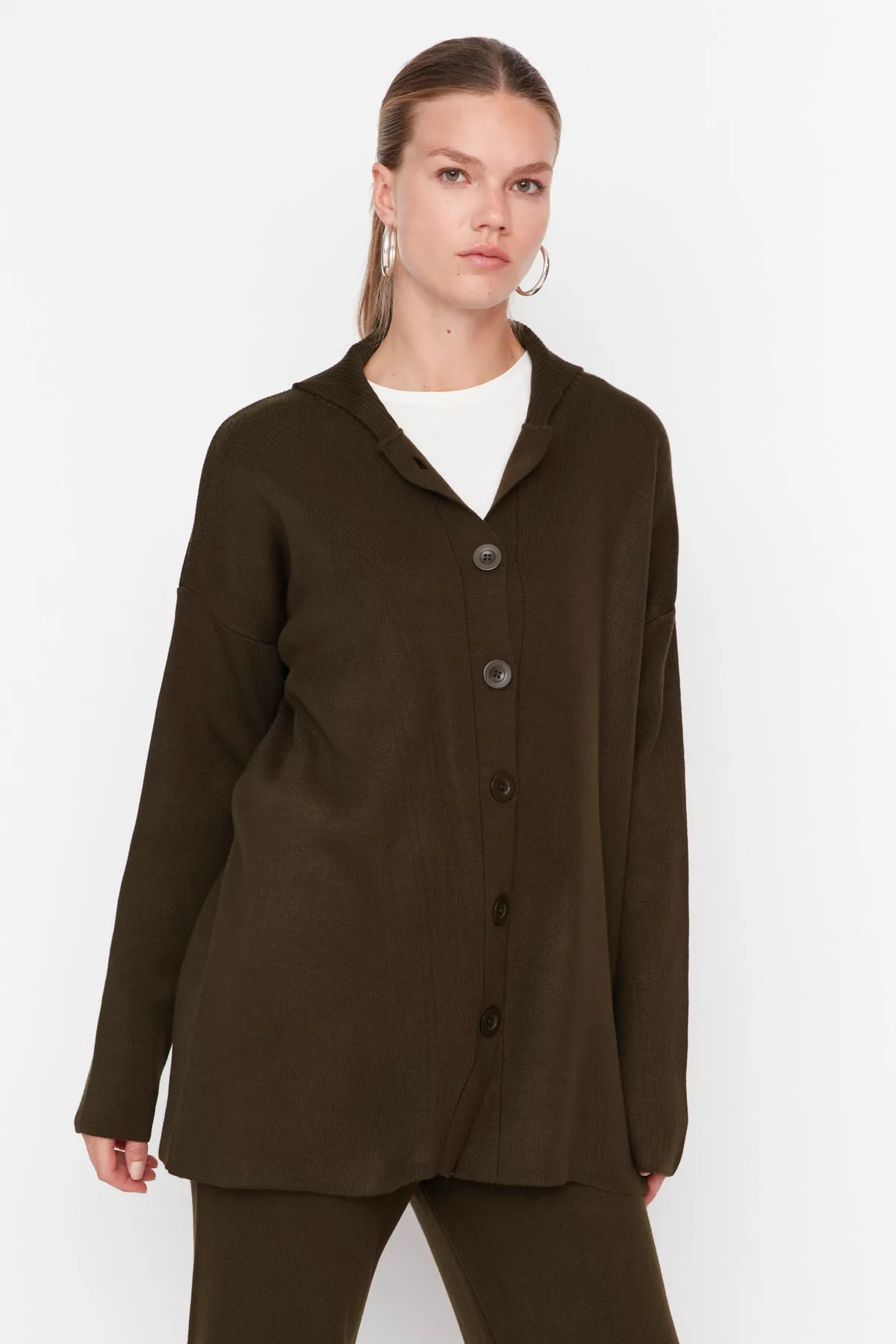 Trendyol Modest  Gestricktes Set aus Strickjacke und Hose mit Khaki-Kragen und detailliertem Kragen TCTAW23US00100