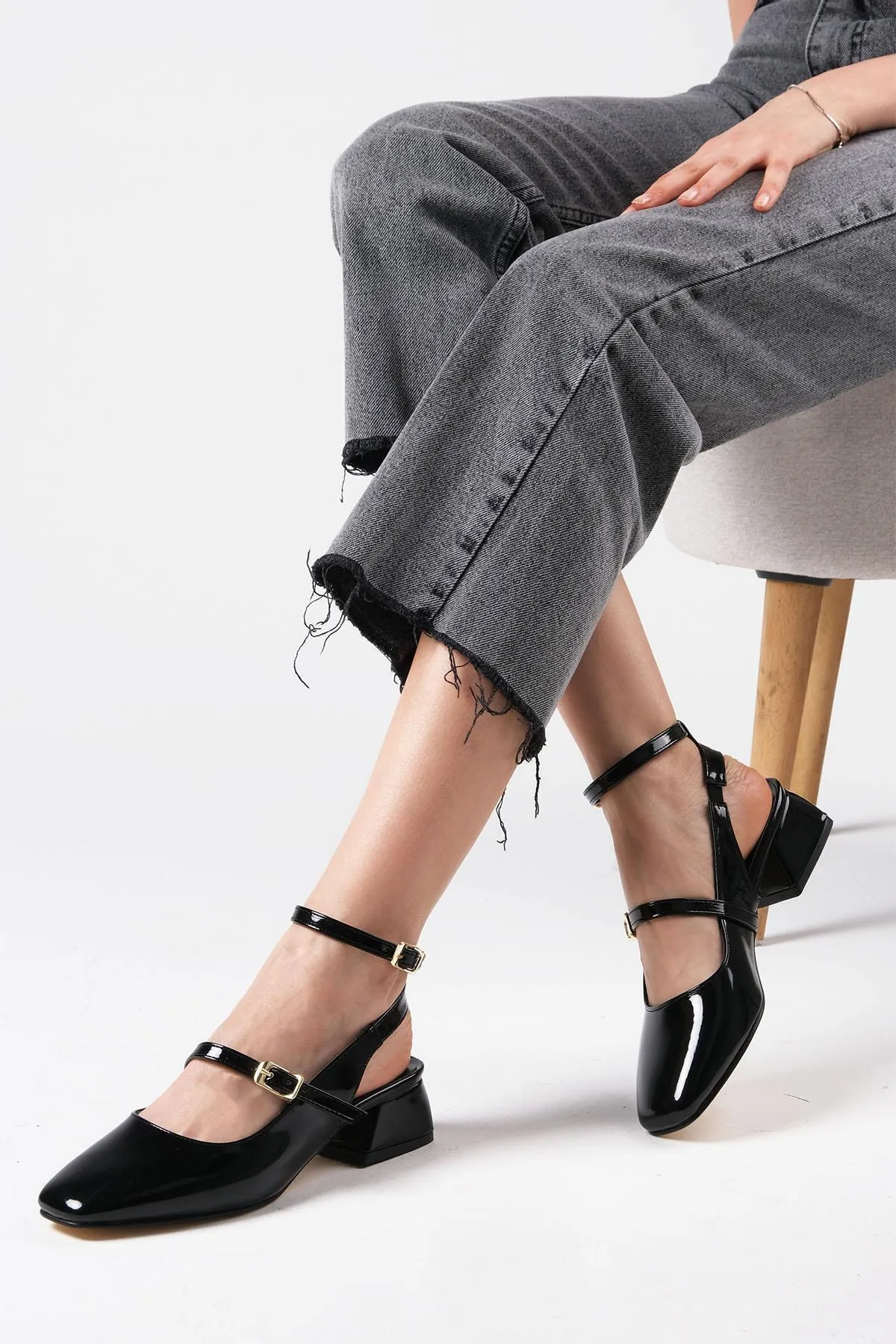 Mio Gusto  Audrey schwarze Lackleder-Damenschuhe mit offenem Rücken und kurzem Absatz