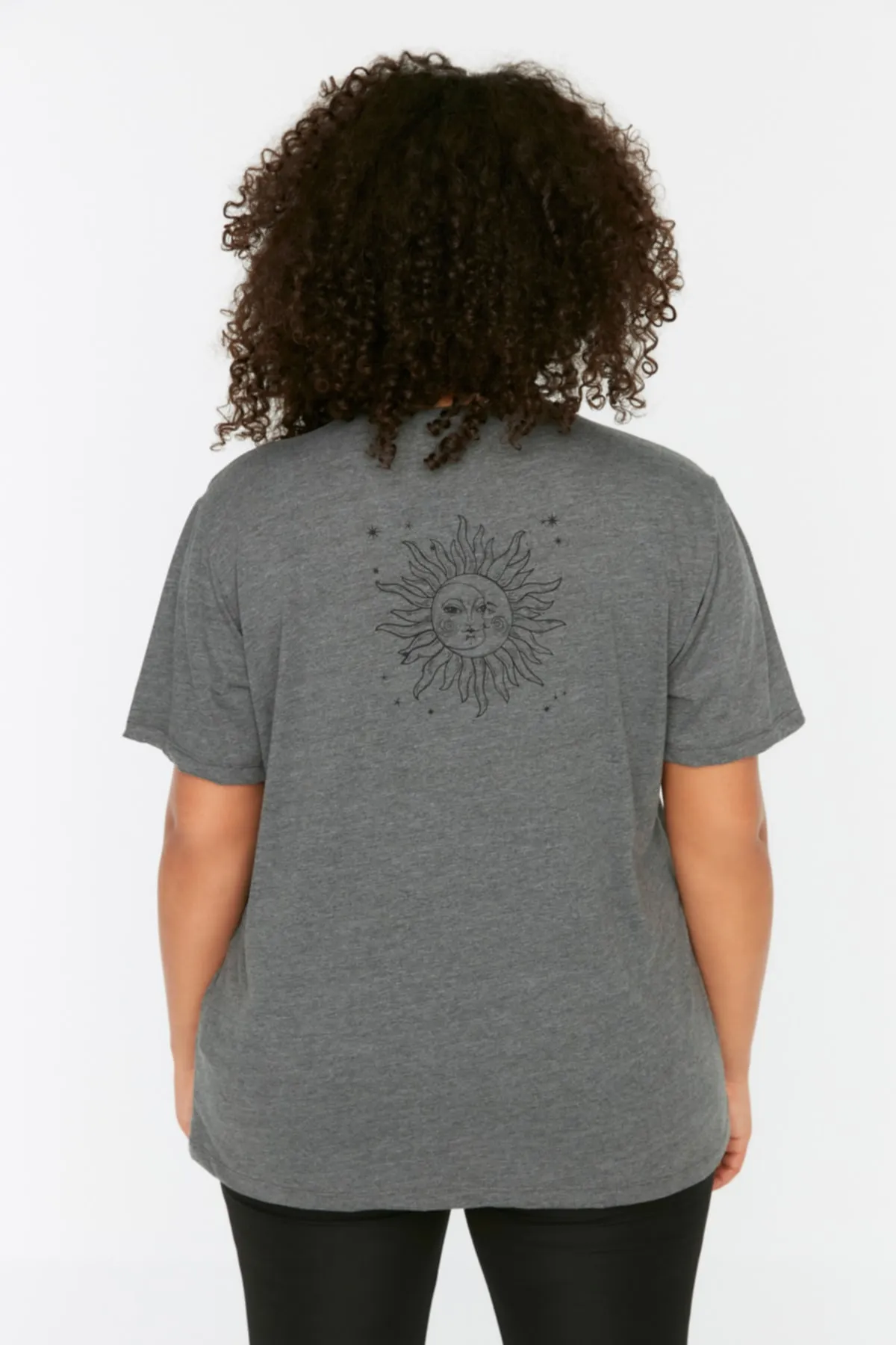 Trendyol Curve  Anthrazitfarbenes gestricktes T-Shirt mit Rückenausschnitt TBSSS22TS1953