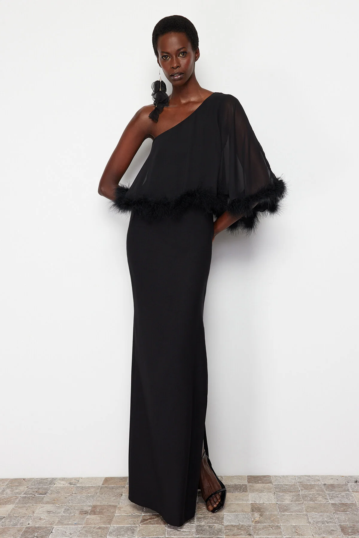 Trendyol Collection  Schwarzes, figurbetontes, gewebtes, durchbrochenes langes Abendkleid TPRSS24AE00004