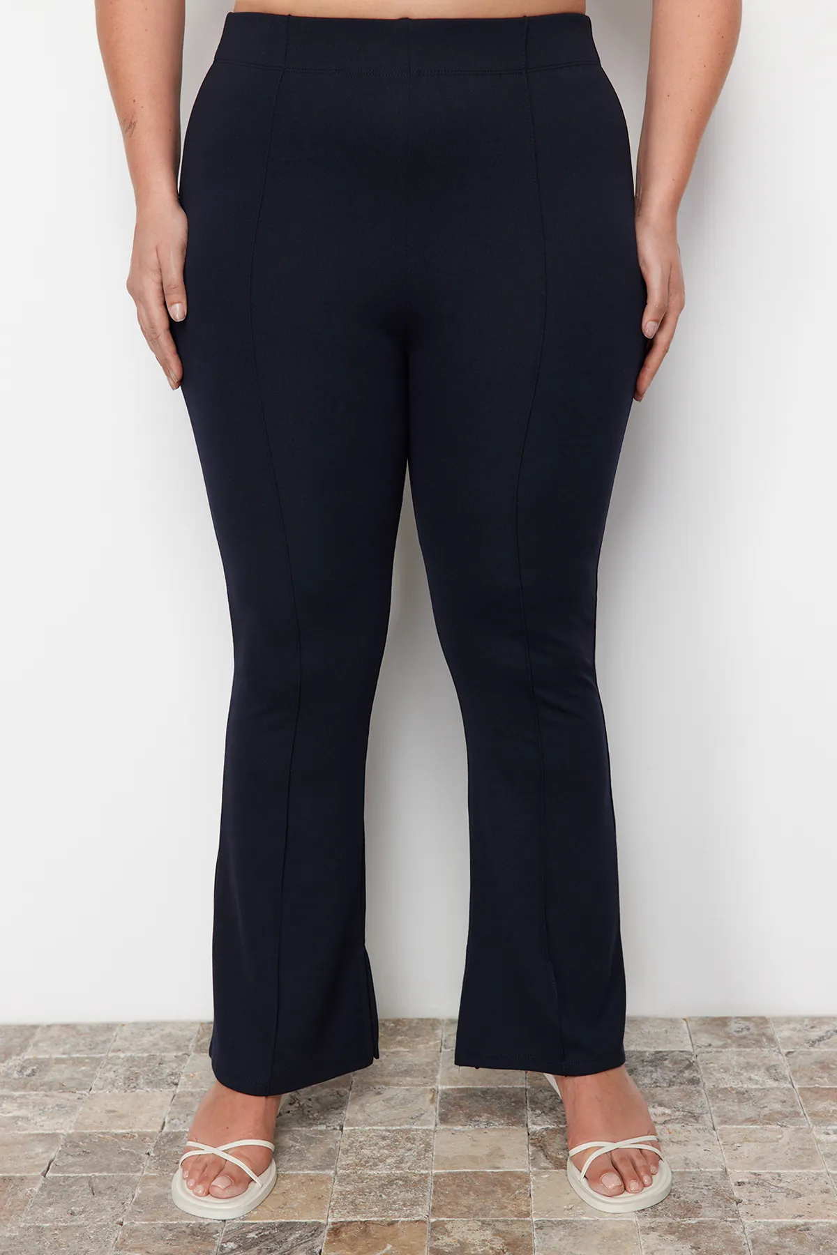 Trendyol Curve  Marineblaue spanische Strickhose mit hohem Bund und Schlitz und detailliertem Schnitt TBBAW23AR00002