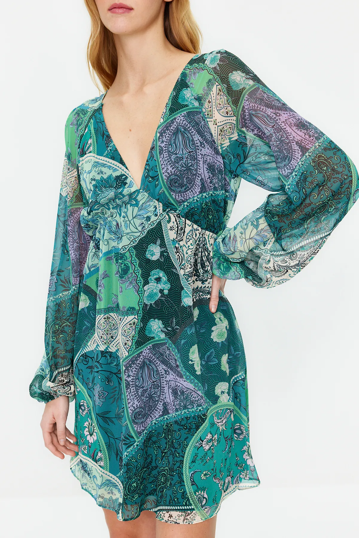 Trendyol Collection  Grünes, mit Chiffon gefüttertes, gewebtes Minikleid mit Taillenöffnung TWOSS23EL00519