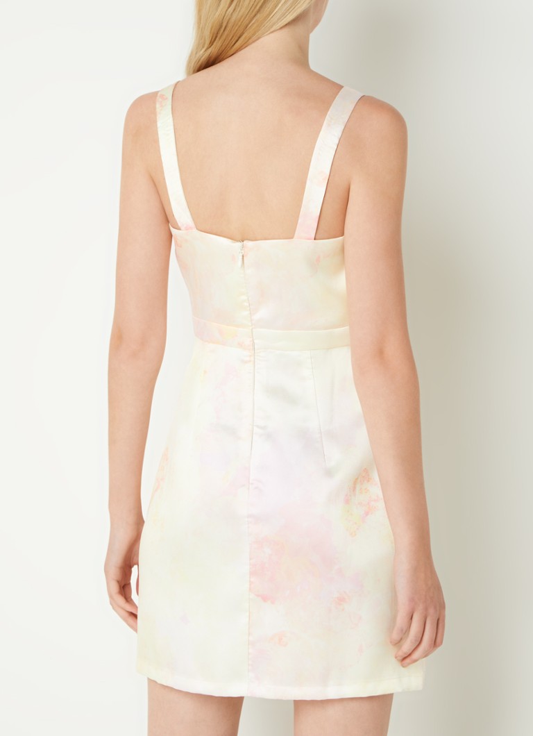 Rochie mini cu imprimeu floral de la Chi Chi London