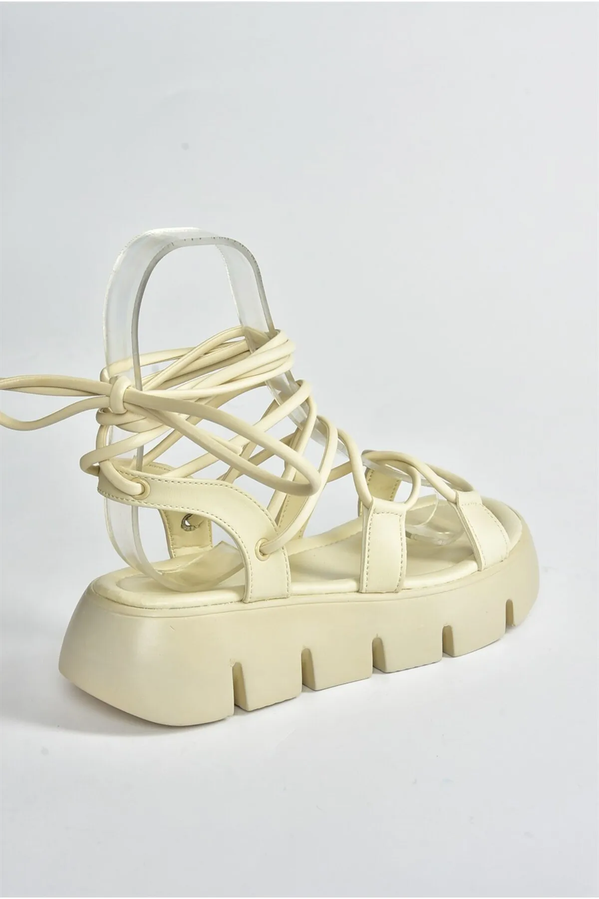 Fox Shoes  Beigefarbene Damen-Sandalen mit Knöchelriemen und dicker Sohle M267083009