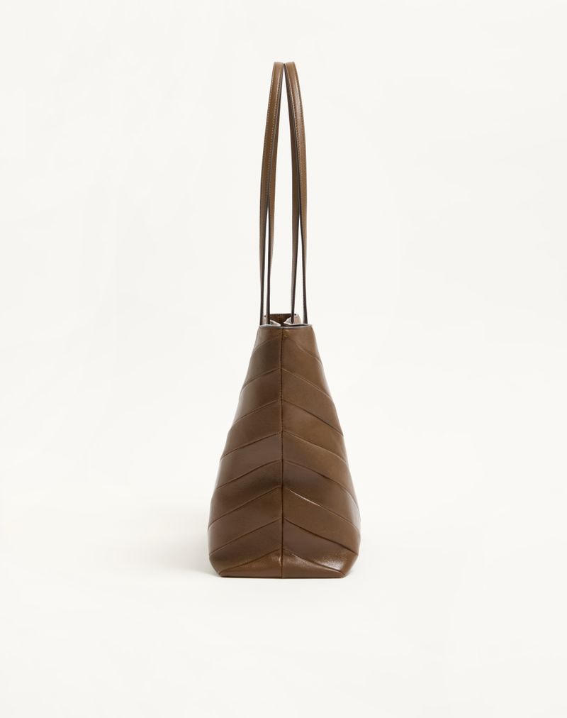 Bolsa de compras média Valentino Garavani Jean em napa com estampa chevron.