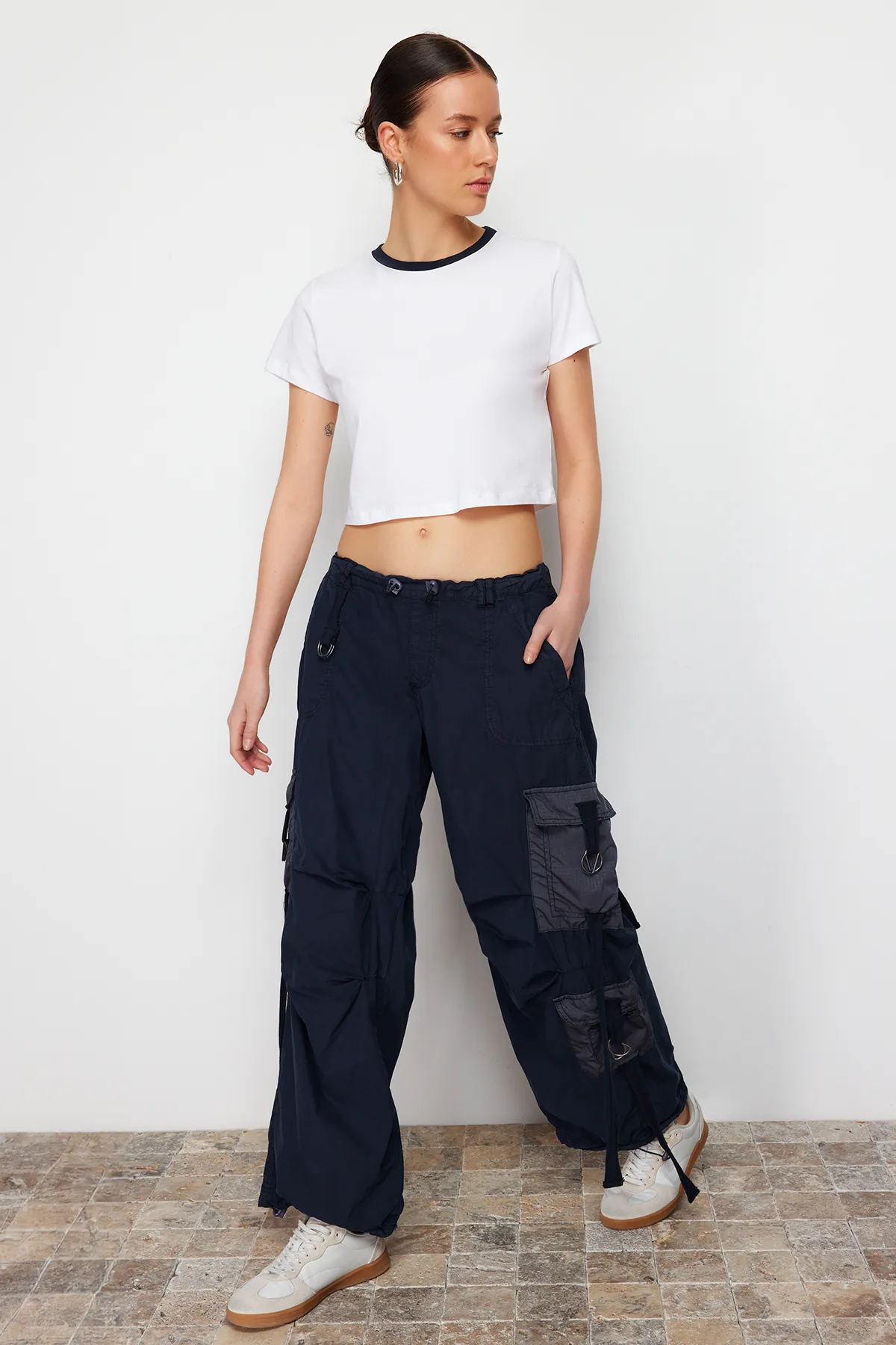 Trendyol Collection  Marineblaue Cargo-Taschen-Jogging-Jeans mit normaler Taille TWOAW24JE00216