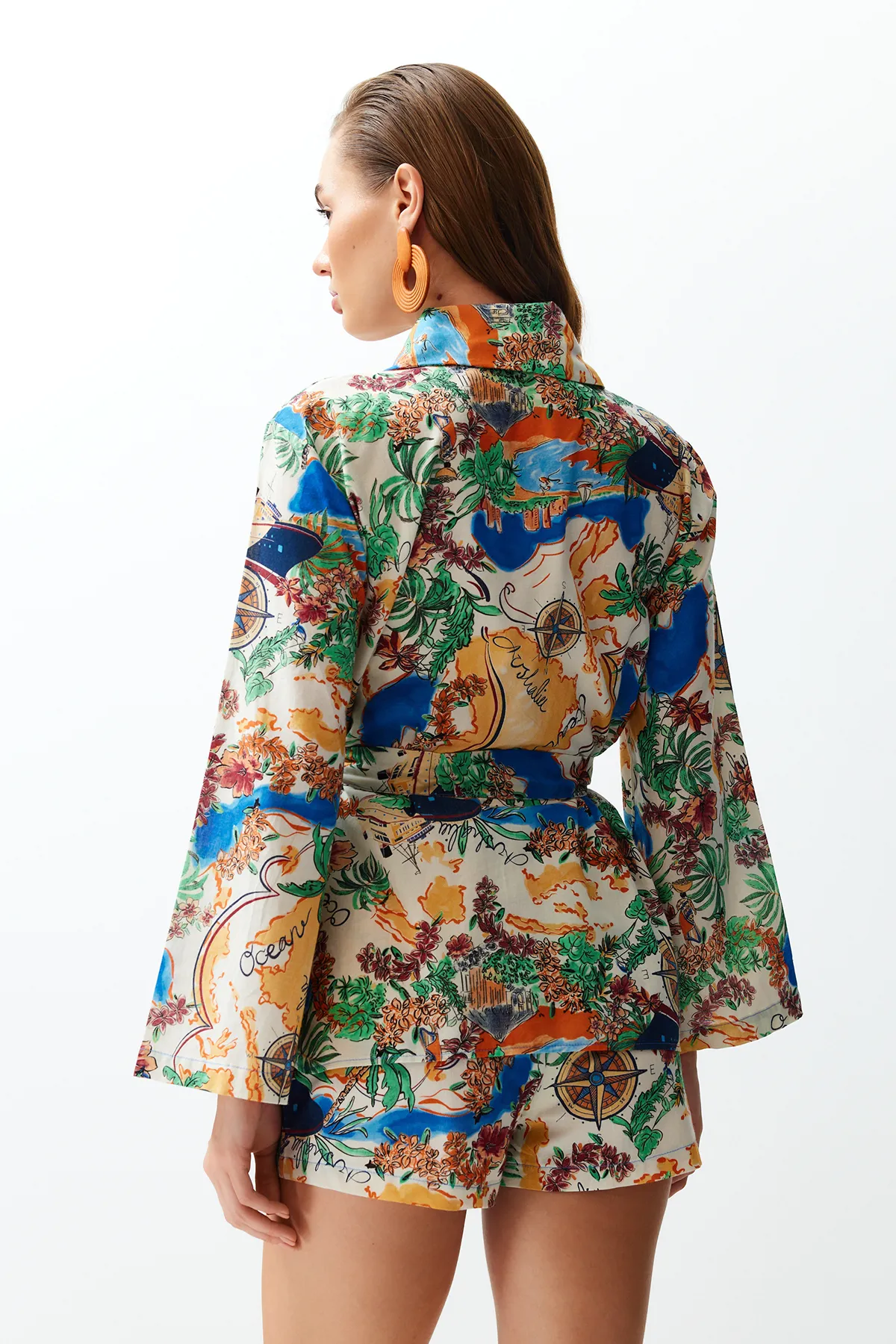 Trendyol Collection  Tropisch gemustertes, gewebtes Kimono-Shorts-Set aus 100 % Baumwolle mit Gürtel TBESS24AU00012