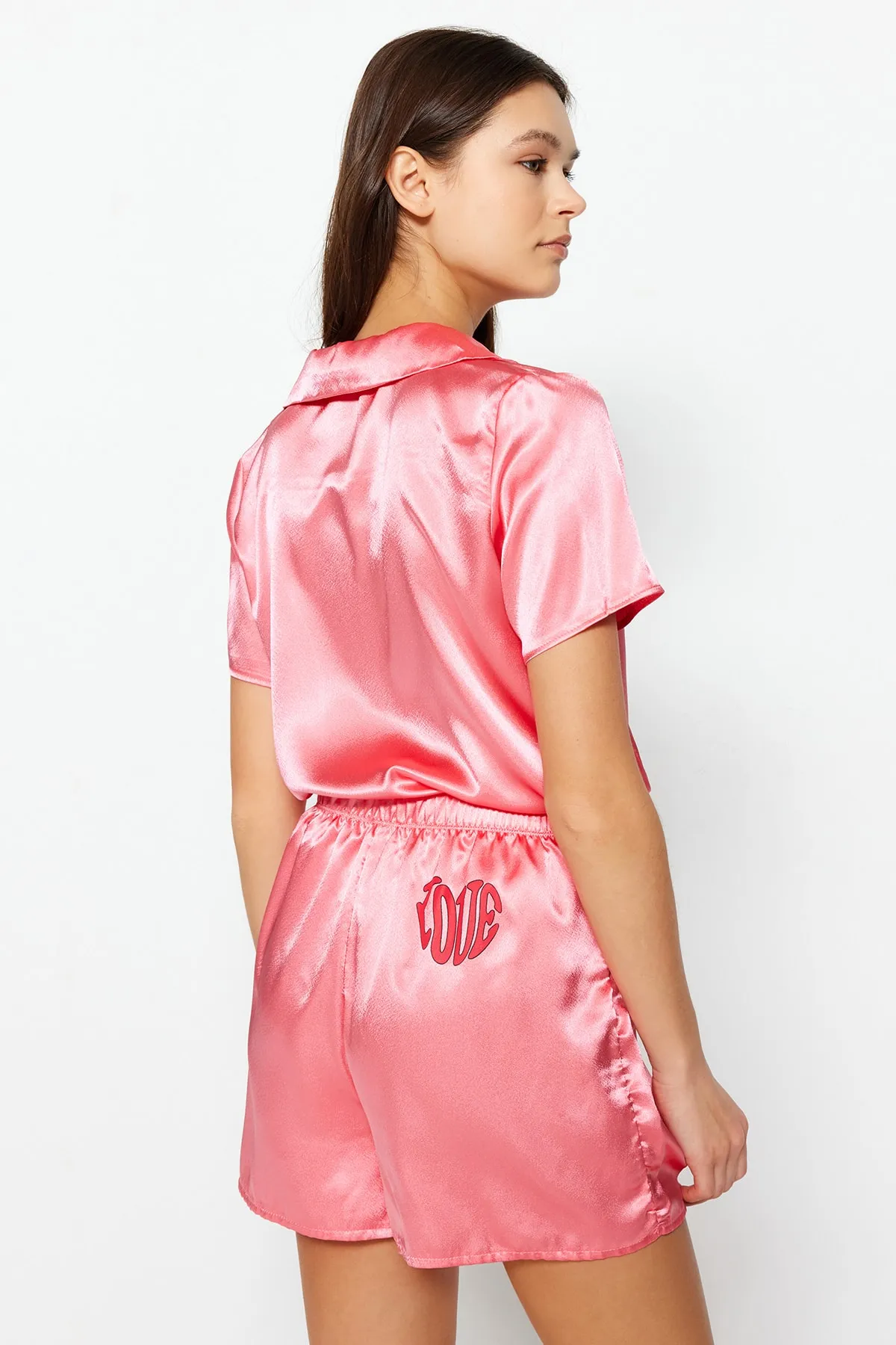 Trendyol Collection  Pyjama-Set aus gewebtem Hemd und Shorts aus Satin mit Slogan-Print in Rosa THMSS23PT00150