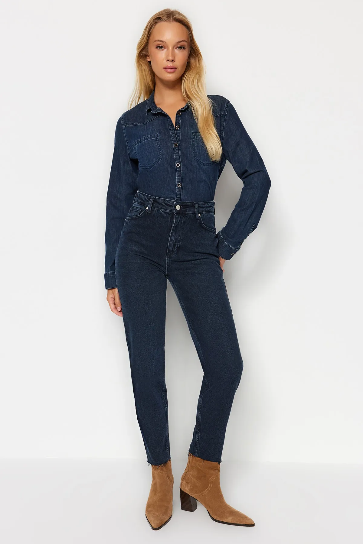 Trendyol Collection  Mitternachtsblaue Slim Mom-Jeans mit hoher Taille TWOSS23JE00094