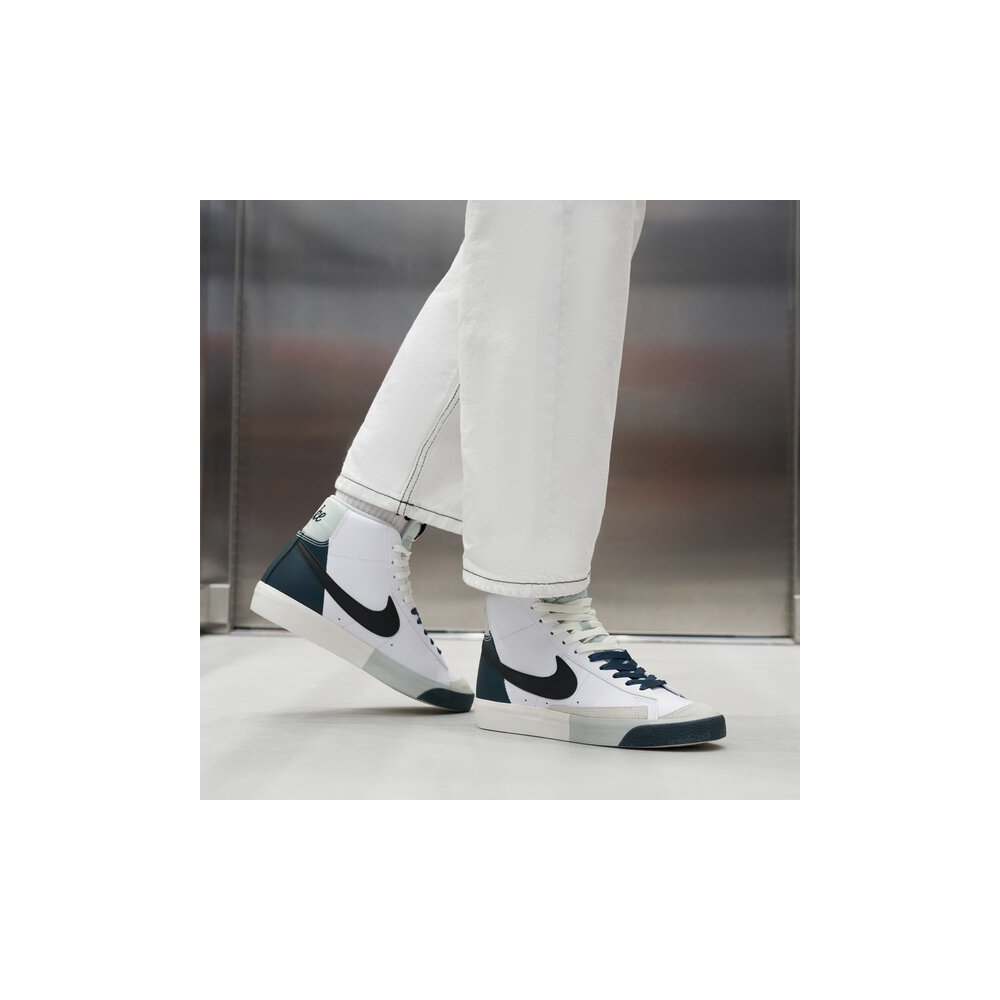 Nike BLAZER MID 77 SE FN6937-101 / weiss