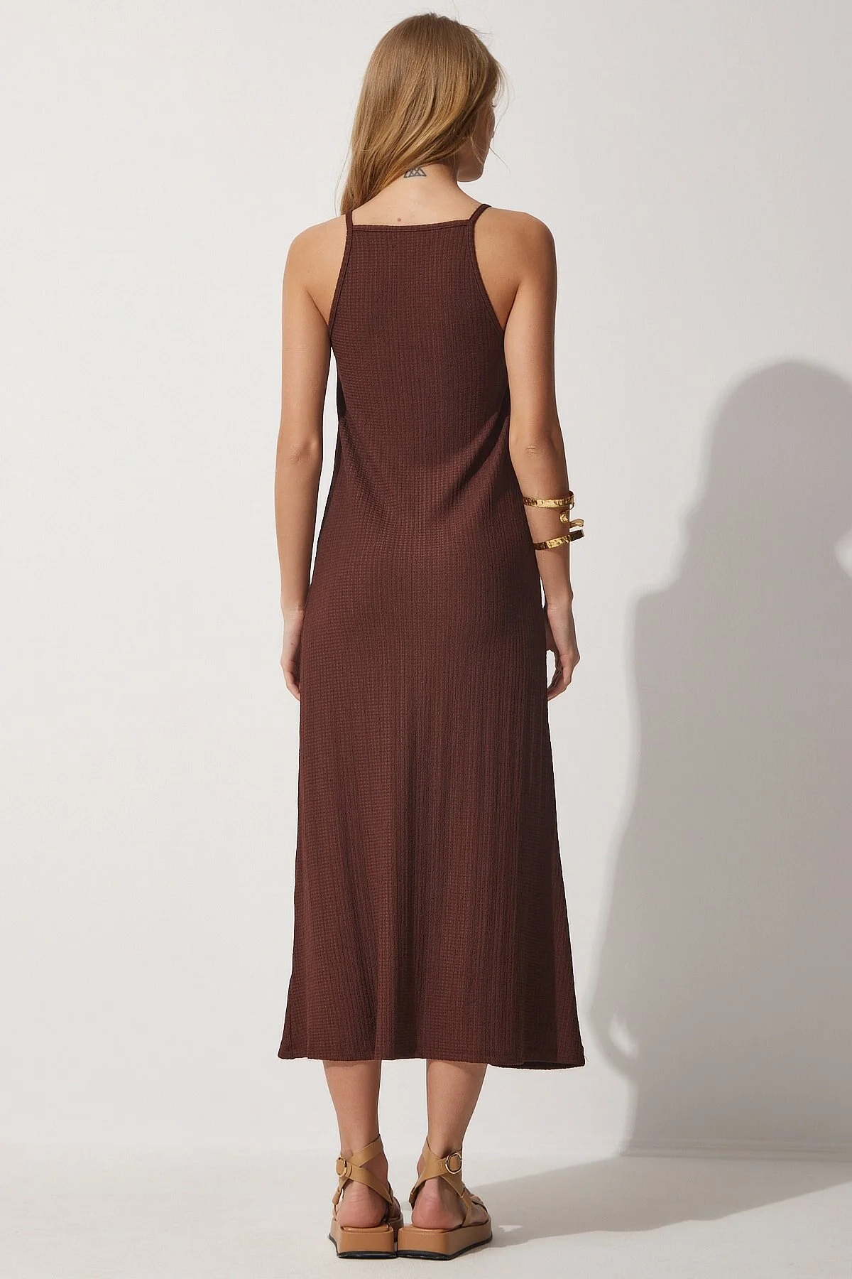 Happiness İstanbul  Braunes Sommer-Langstrickkleid mit Trägern für Damen DZ00078