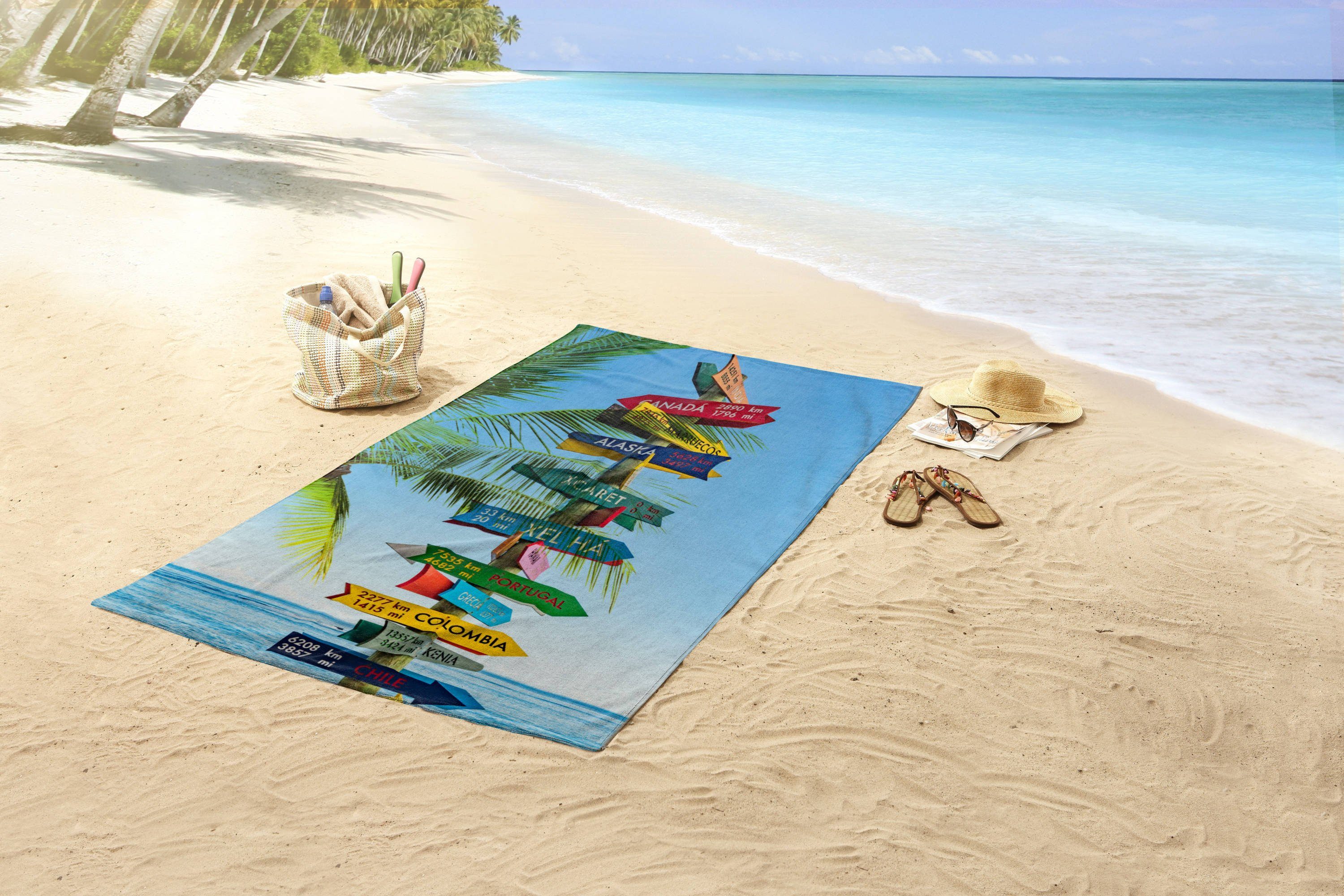 GMD Living Strandtuch BEACH SIGN, Motiv: Reise Wegweiser auf der Vorderseite und weiße Rückseite