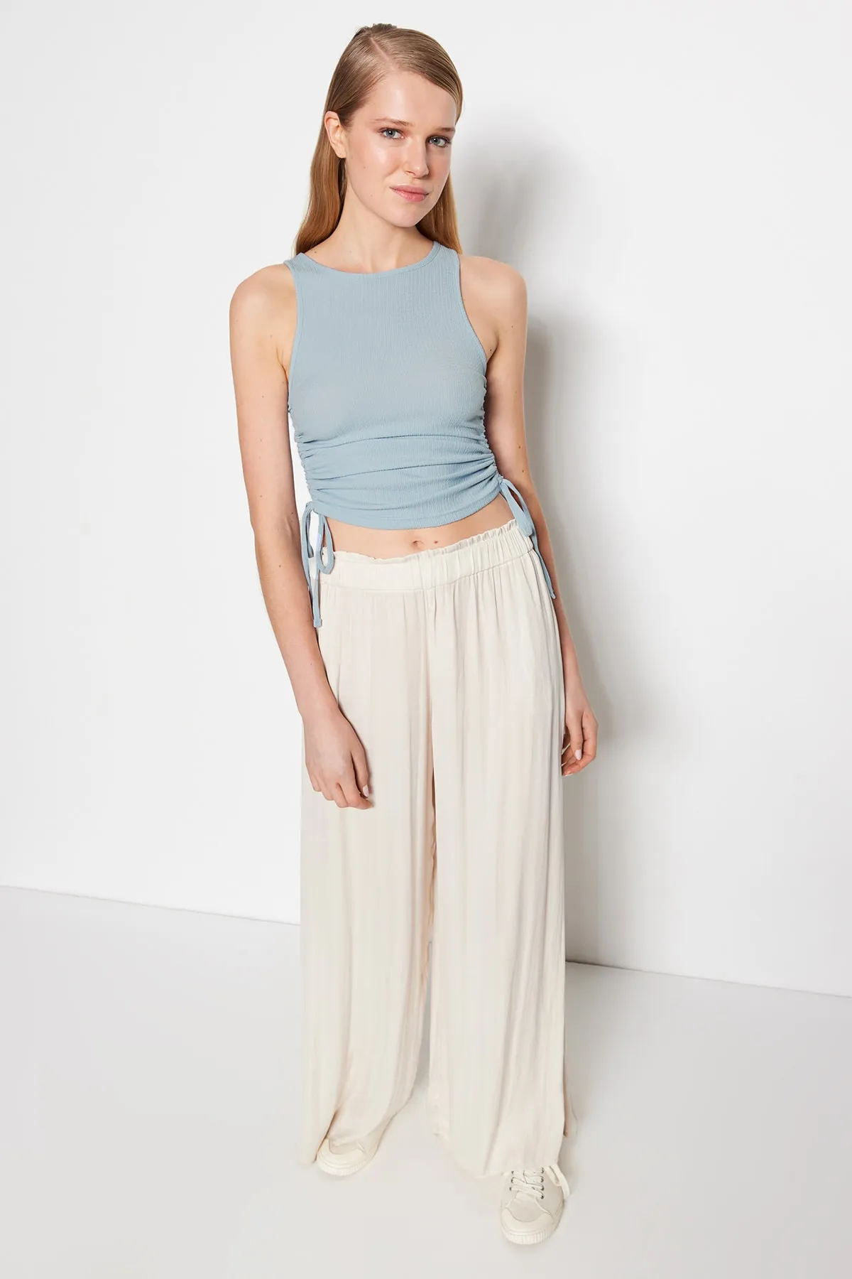 Trendyol Collection  Hellblaue Crop-Strickbluse aus Twist-Stoff mit Rüschen und Details THMSS22BZ1016