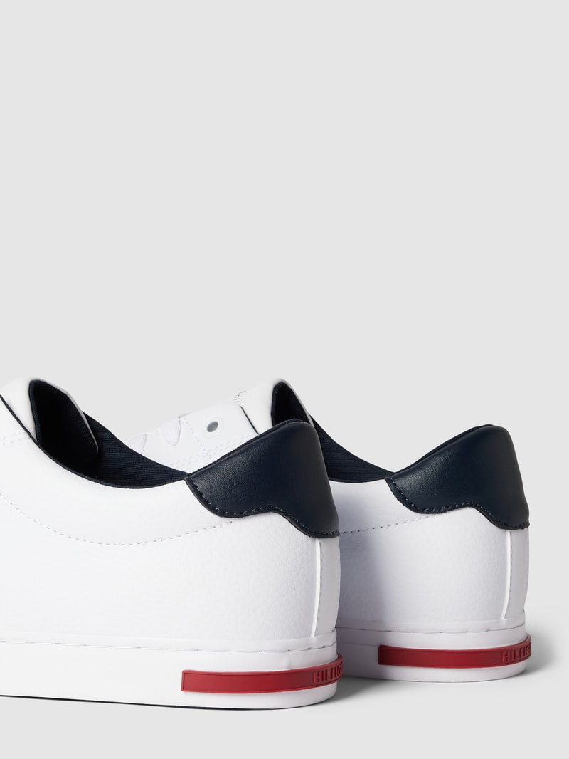 Sneaker mit Label-Details in weiß